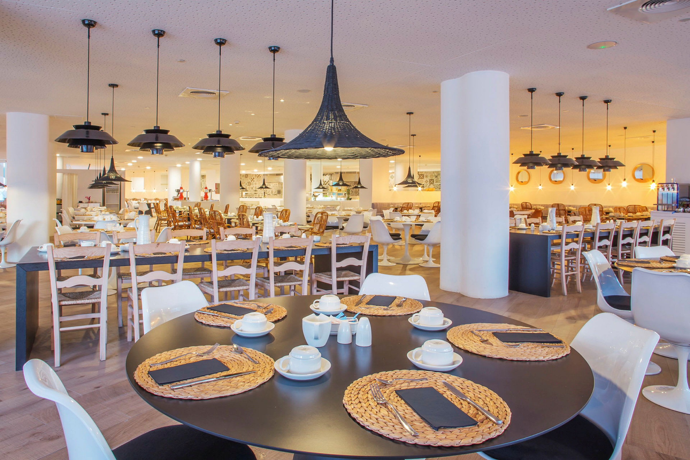 Opmålt restaurant med borde og siddepladser. (AI-genereret tekst)