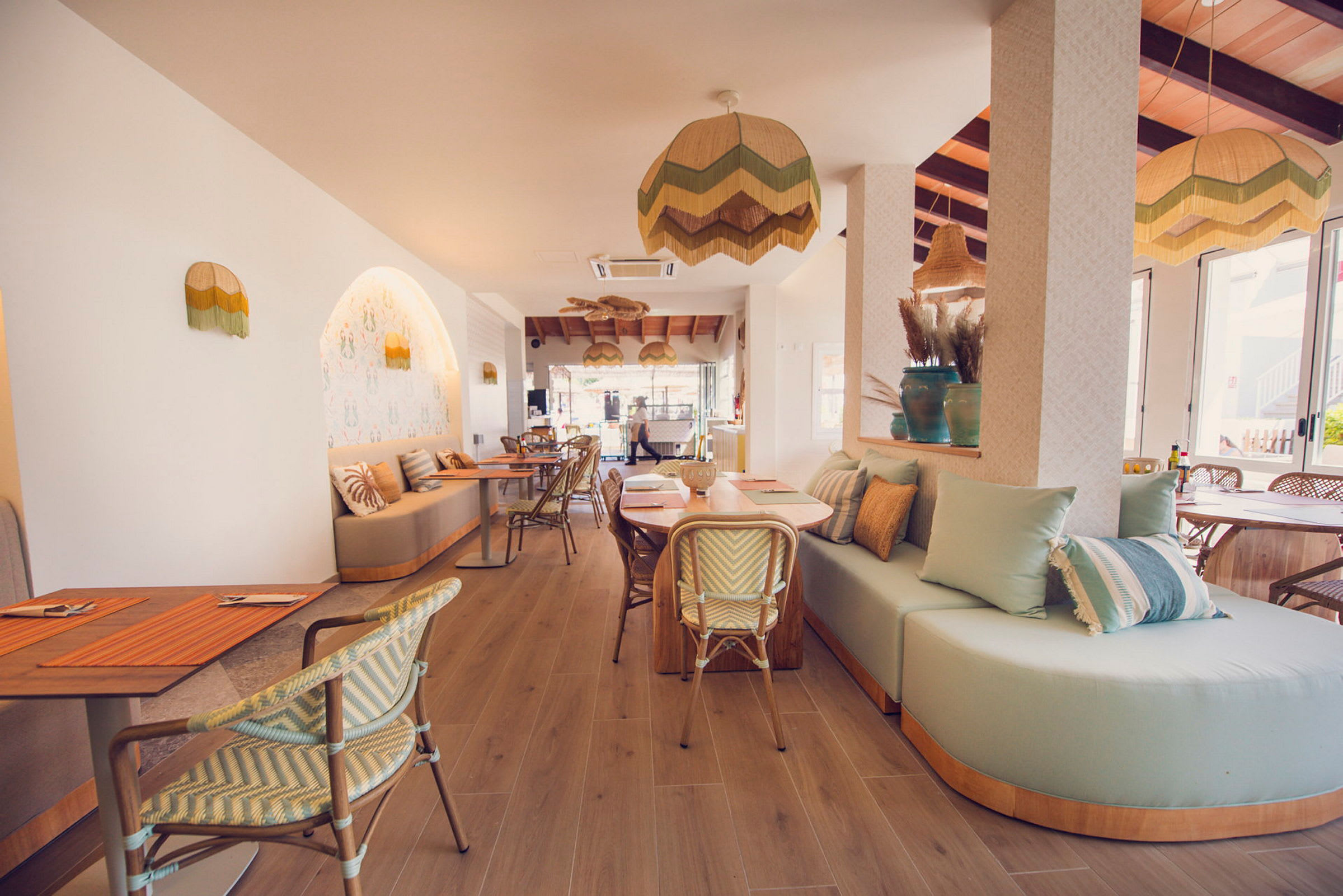 Restaurant med borde og stole samt moderne indretning. (AI-genereret tekst)