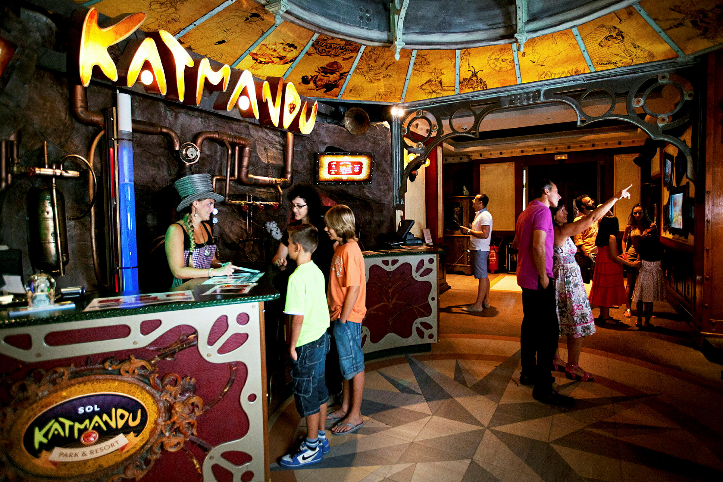 Interiøret i en reception med dekorationer og personer ved en skranke. (AI-genereret tekst)