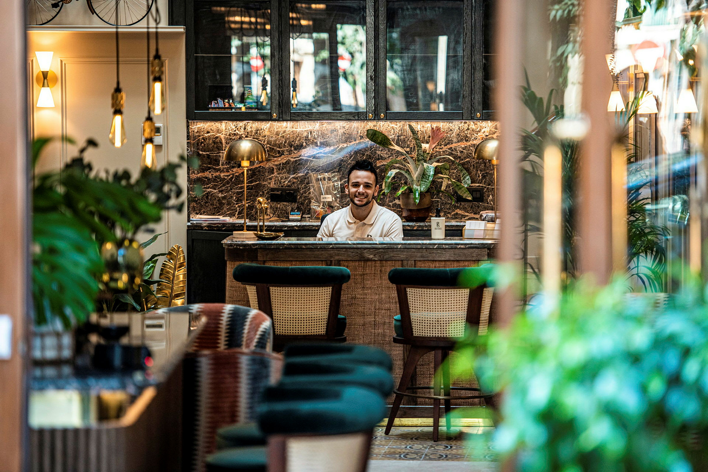 Receptionen på et hotel med elegant interiørdesign. (AI-genereret tekst)
