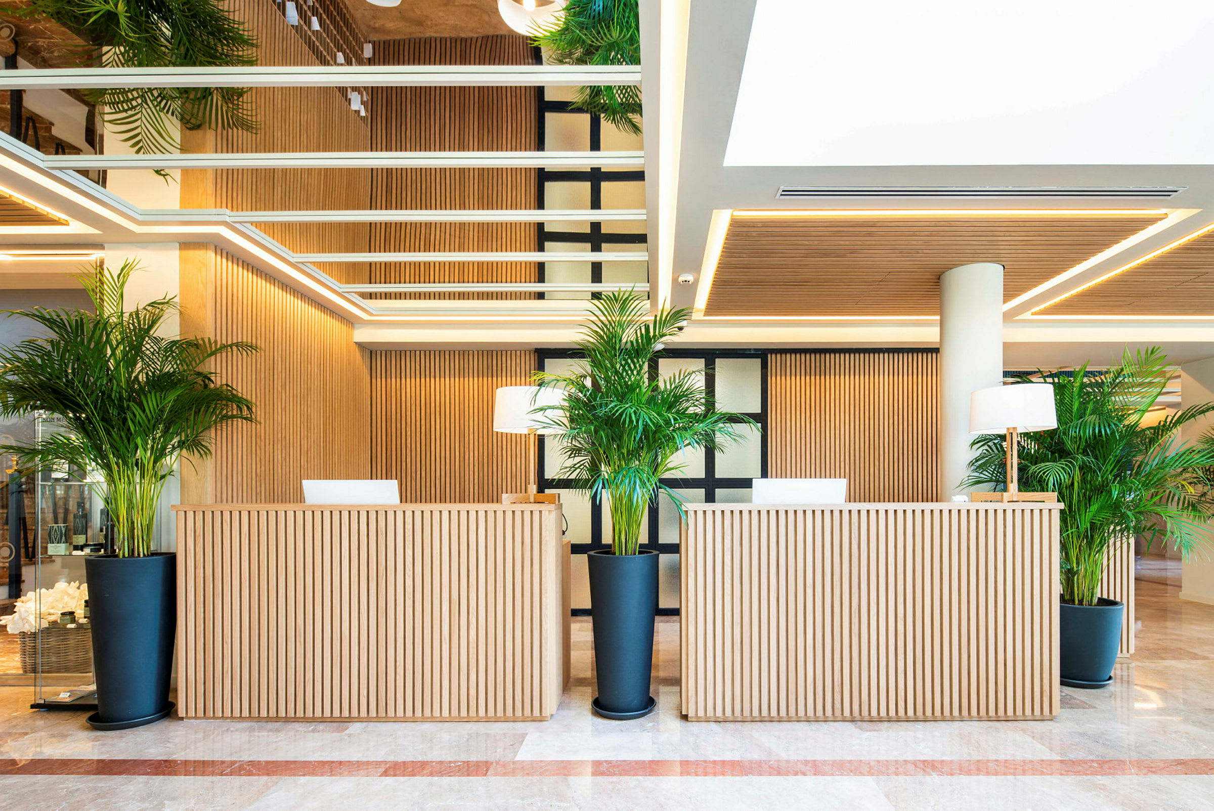 Reception med træpaneler og grønne planter. (AI-genereret tekst)