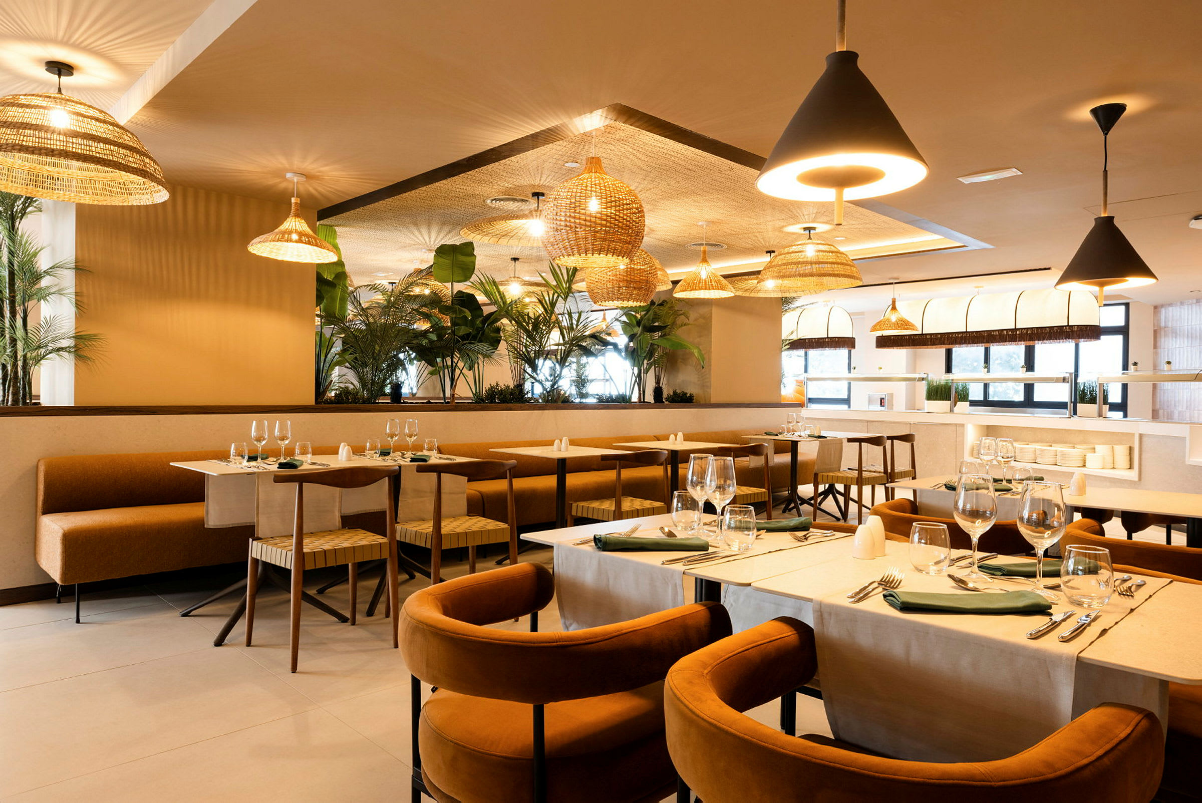 Restaurant med hyggelige borde, komfortable stole og dekorativ beplantning. (AI-genereret tekst)