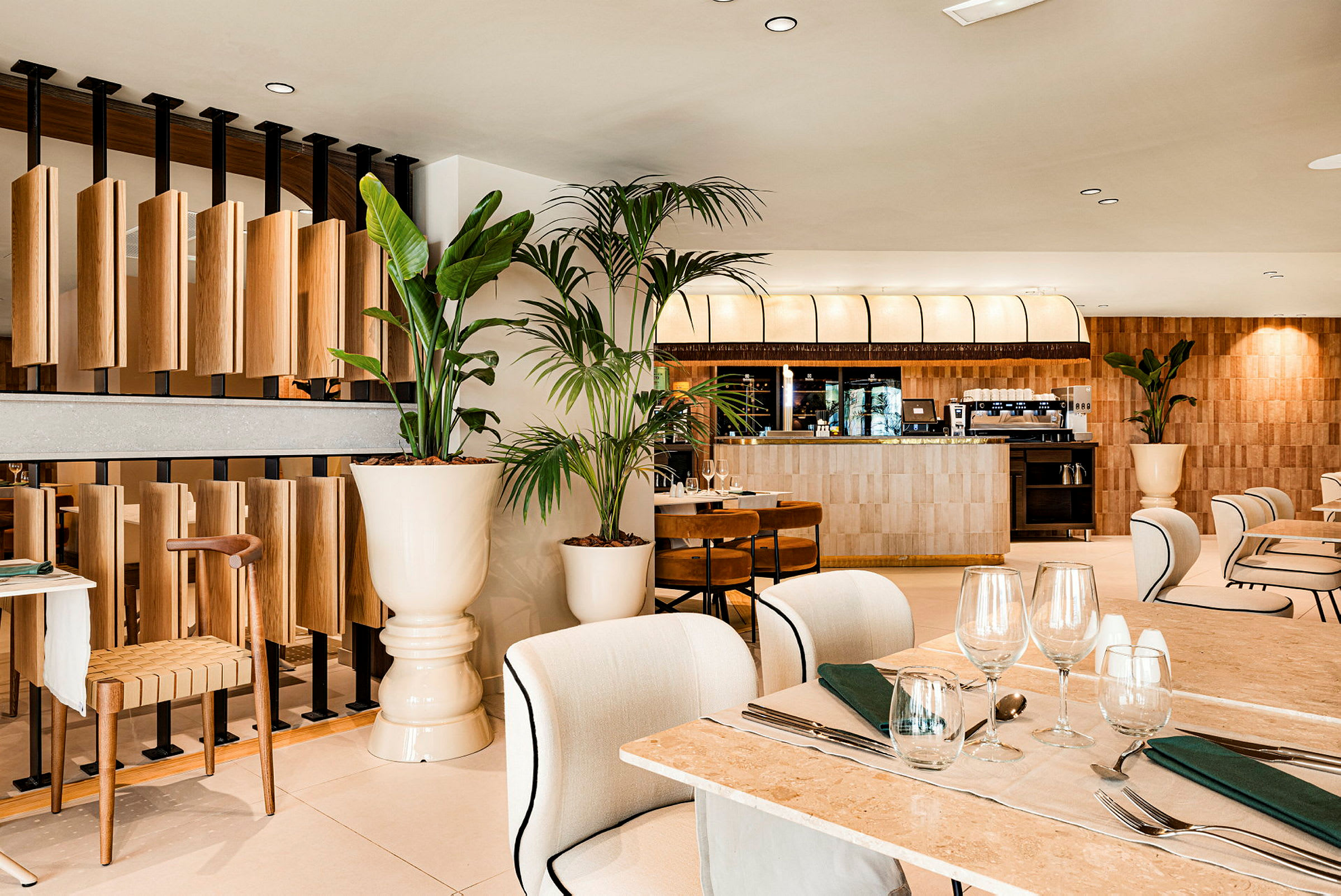 En moderne restaurant med elegant interiør, træpaneler og dekorative planter. (AI-genereret tekst)