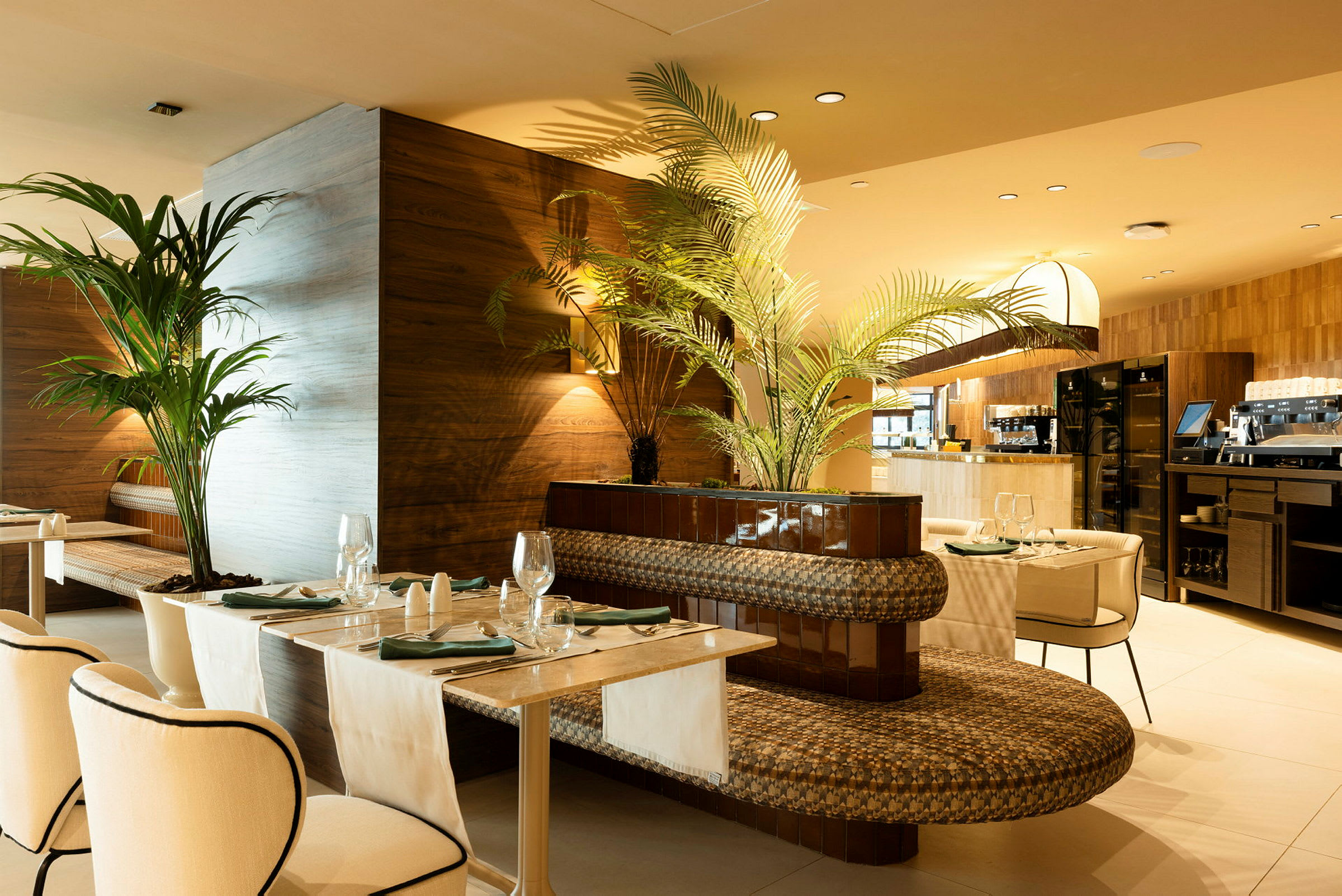 Billede, der viser en elegant restaurant med borde, stole og dekorative planter. (AI-genereret tekst)