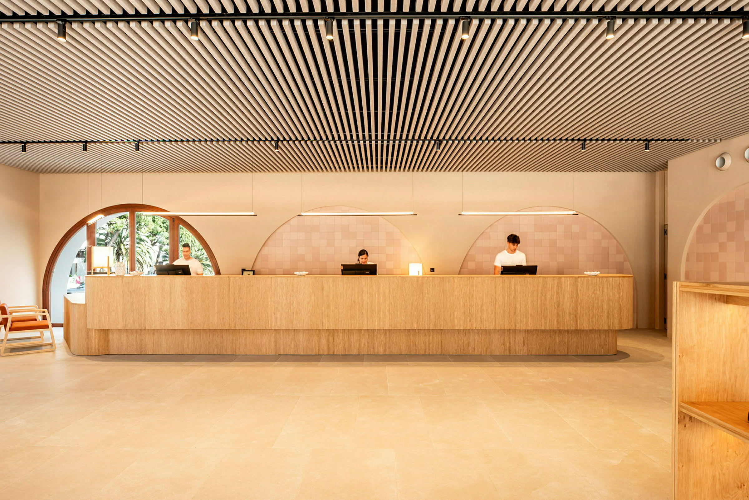 Moderne receptionsområde med træinteriør og bueformede vinduer. (AI-genereret tekst)