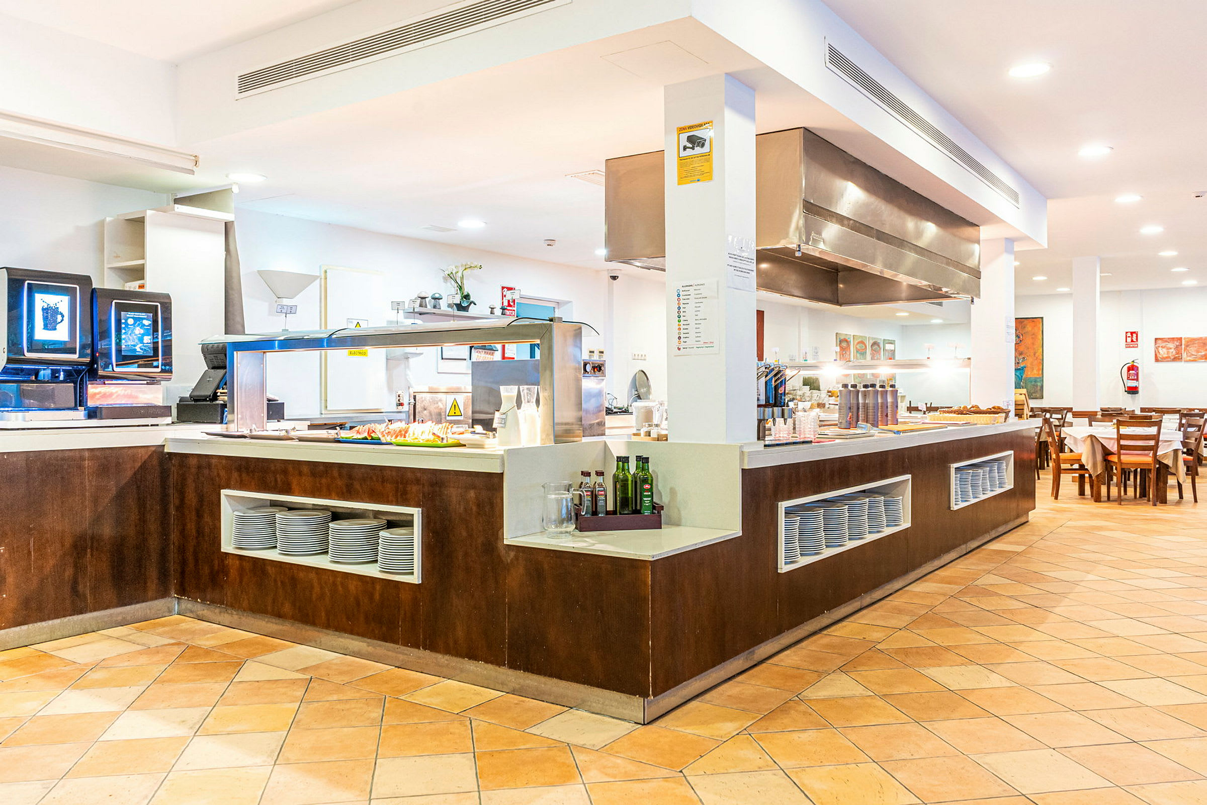 Et buffetområde i en restaurant med madservering og siddepladser. (AI-genereret tekst)
