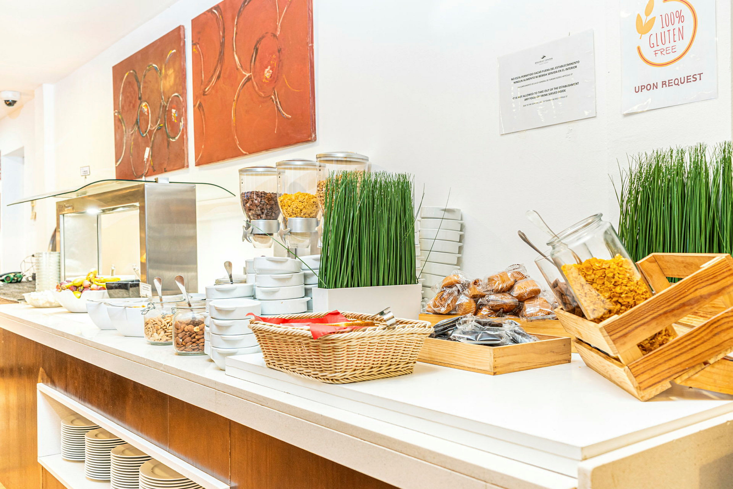 Buffet med morgenmadsvalg som brød, morgenmadsprodukter og frugt. (AI-genereret tekst)