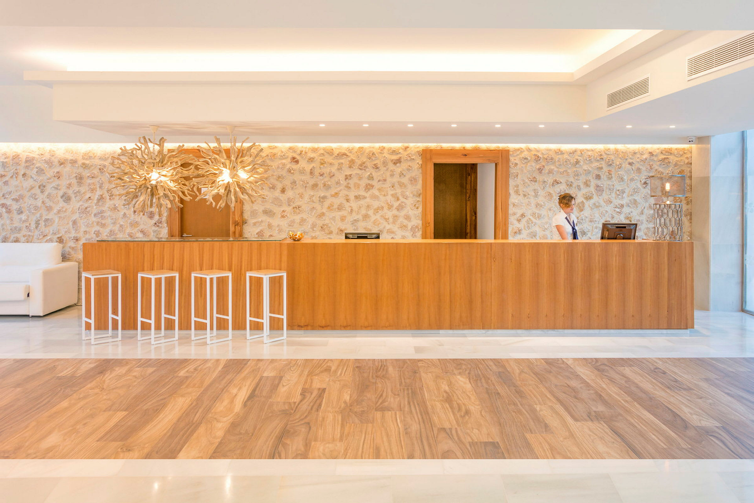 Reception med træinteriør og stole ved skranken, moderne design. (AI-genereret tekst)