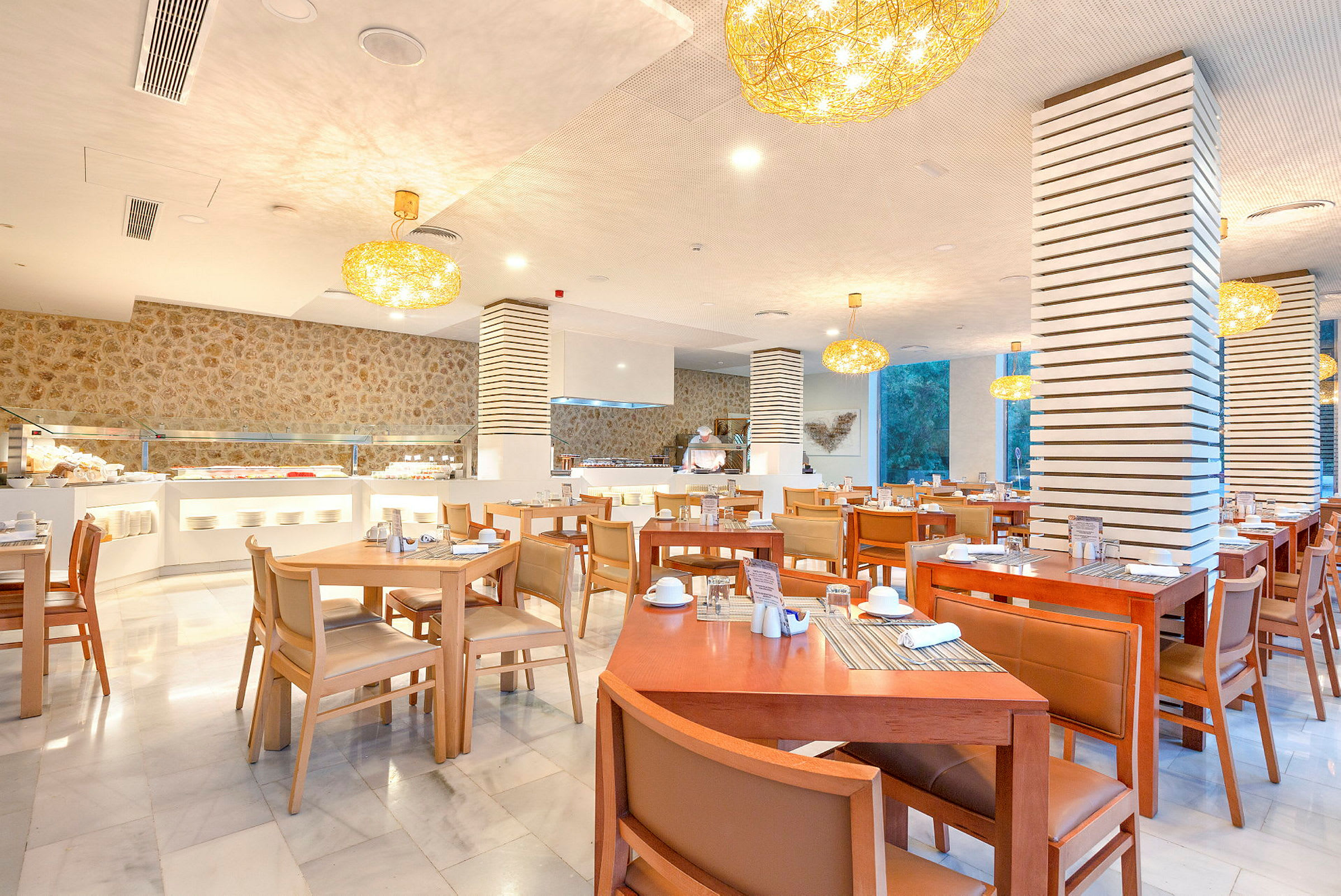 Restaurant med dækkede borde og buffetområde. (AI-genereret tekst)