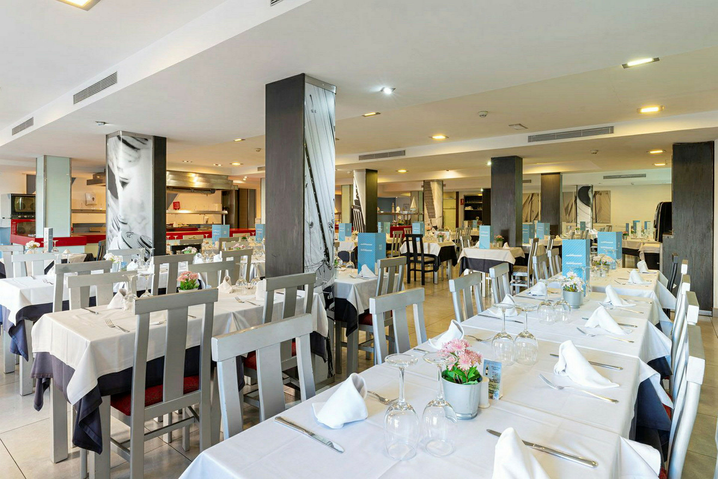 Billede af en restaurant med dækkede borde og stole. (AI-genereret tekst)
