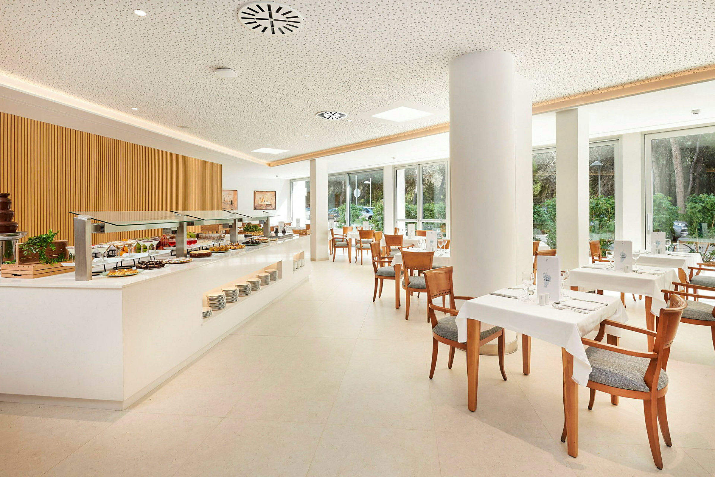 Billede af en restaurant med opdækkede borde og en buffet. (AI-genereret tekst)