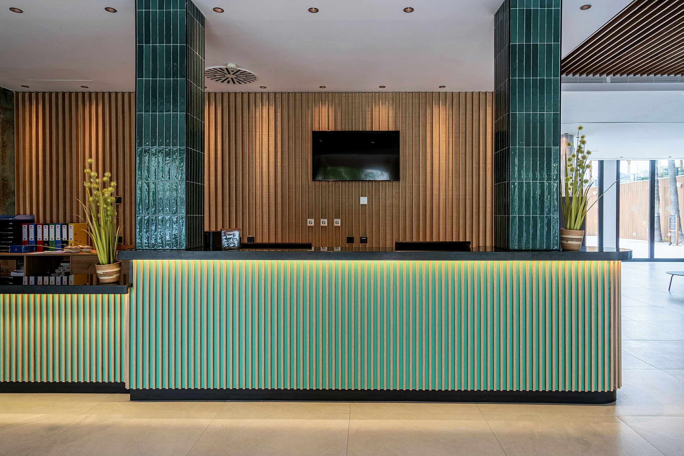 Reception med moderne design og farverige detaljer. (AI-genereret tekst)