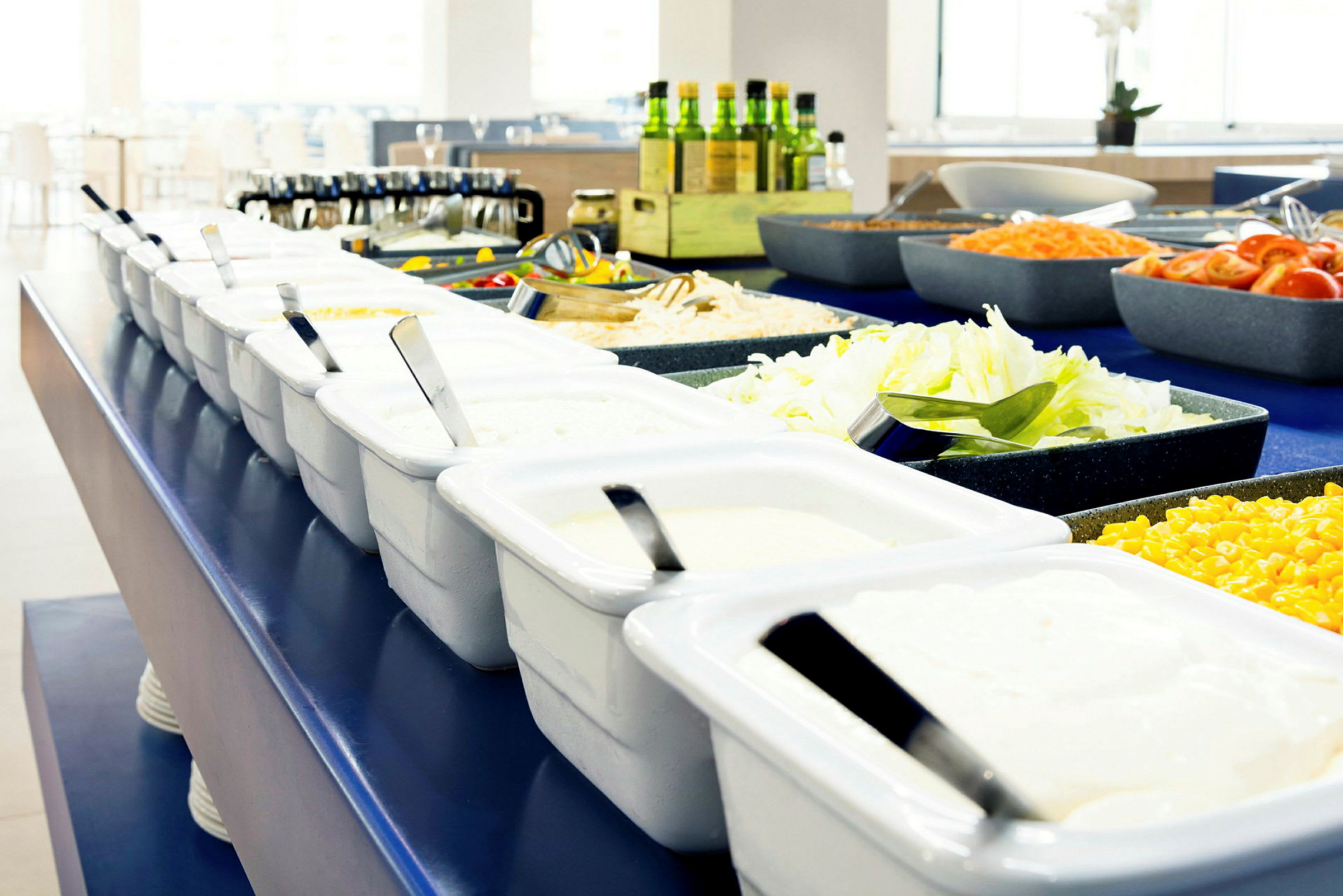 Buffet med forskellige retter og salatingredienser. (AI-genereret tekst)