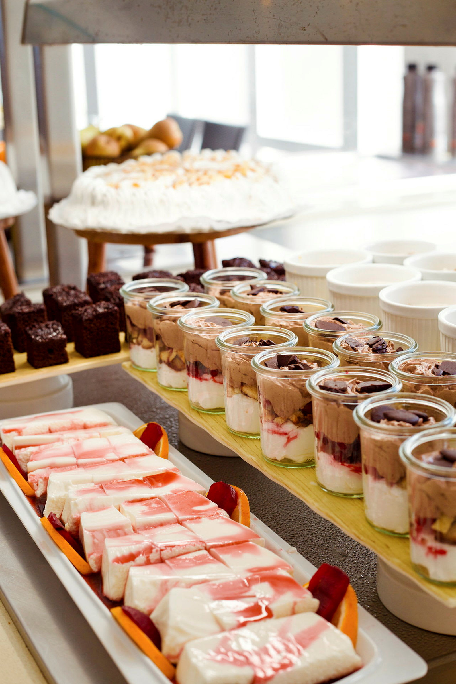 Billede af et dessertbord med forskellige desserter såsom kage, bagværk og glas med mousse. (AI-genereret tekst)