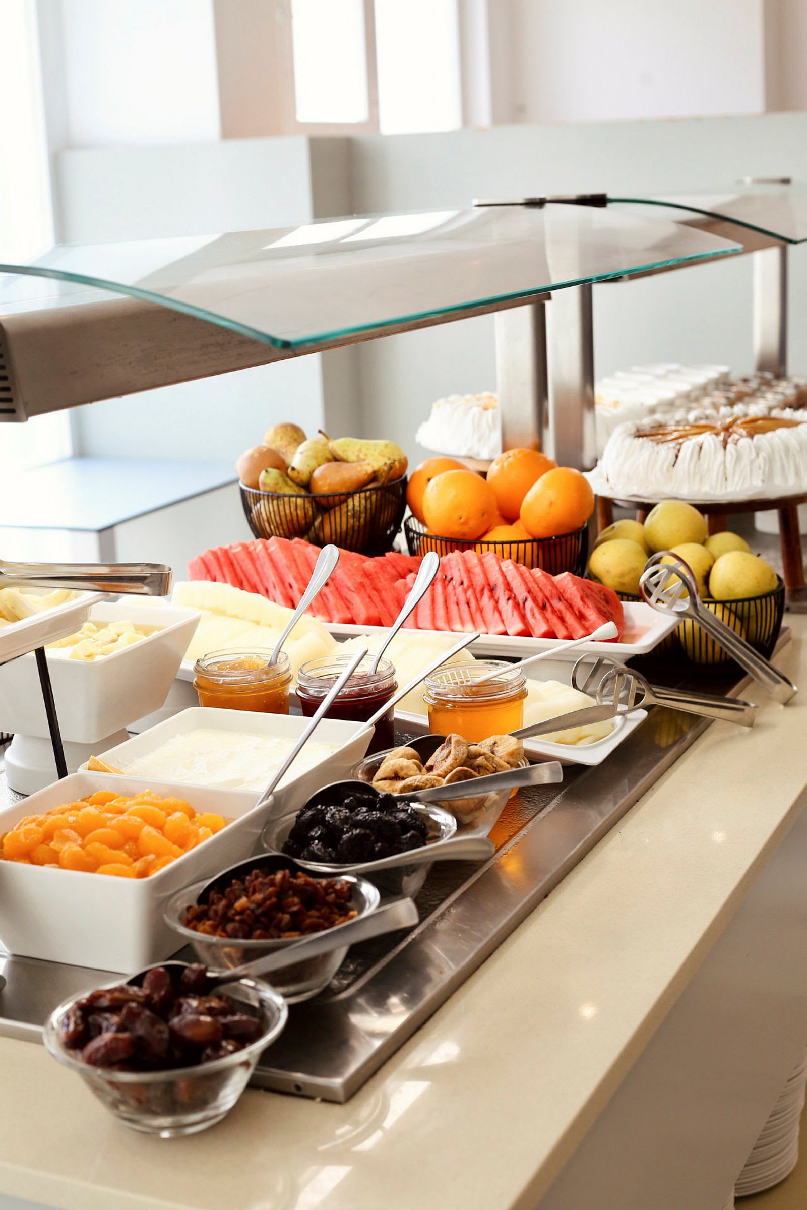 Buffet med forskellige frugter og tilbehør. (AI-genereret tekst)
