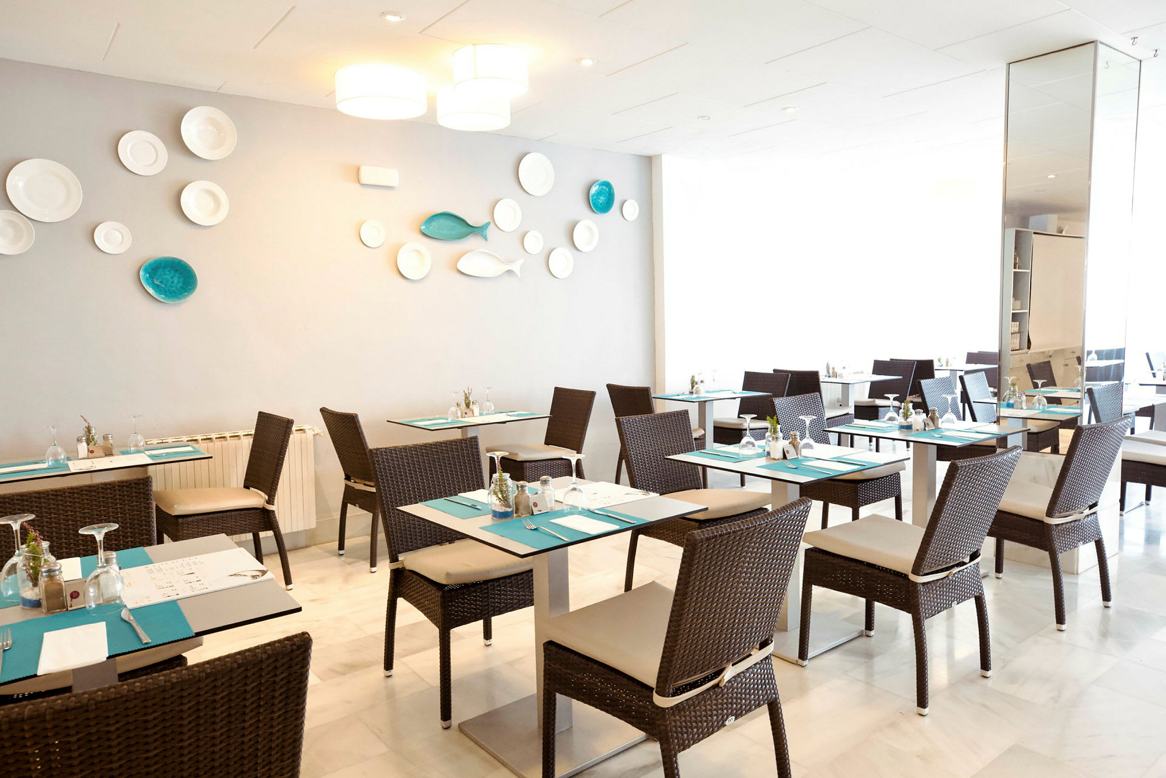 Billede af en restaurant med dækkede borde og stole. (AI-genereret tekst)