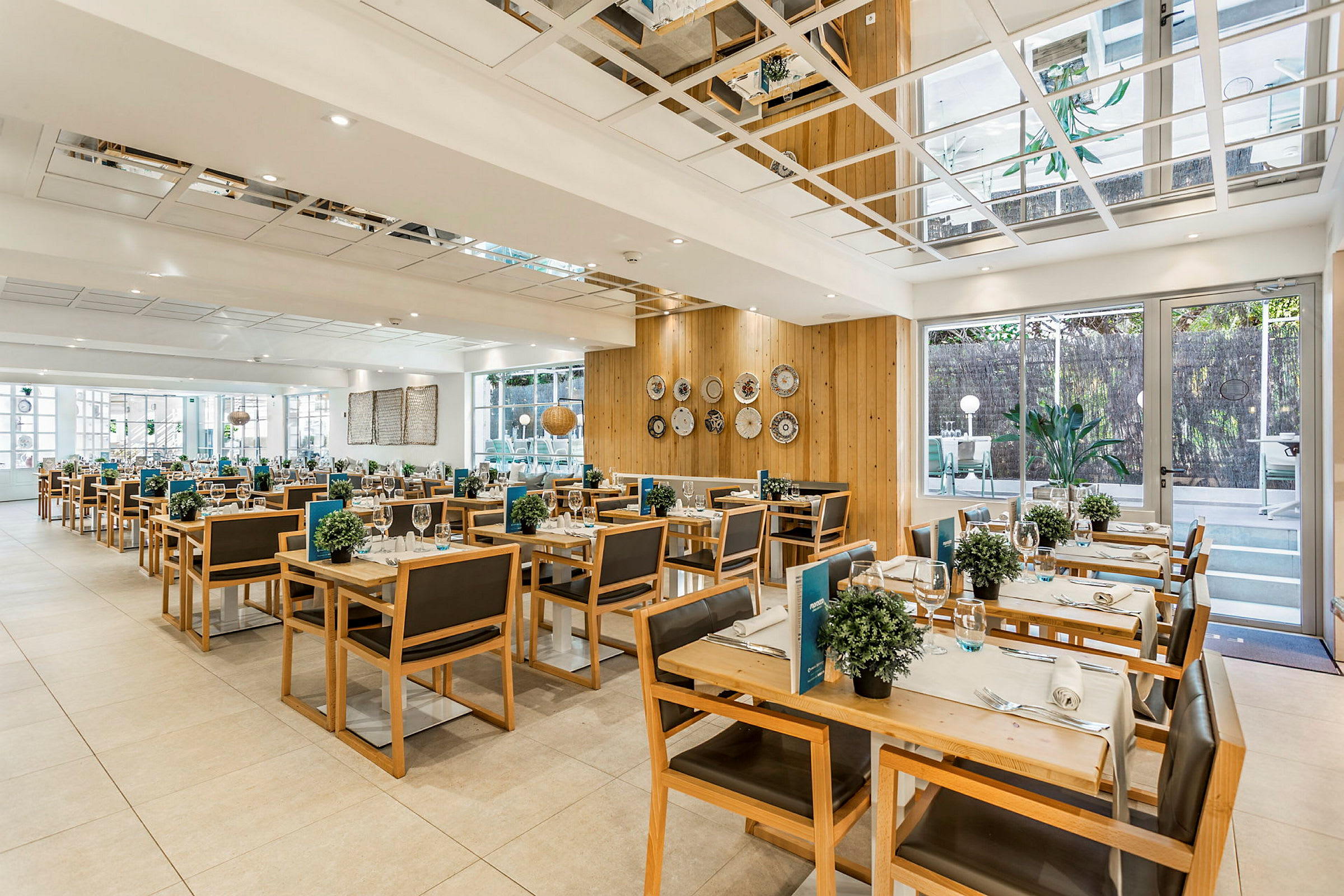 Restaurant med moderne interiør og dækkede borde. (AI-genereret tekst)