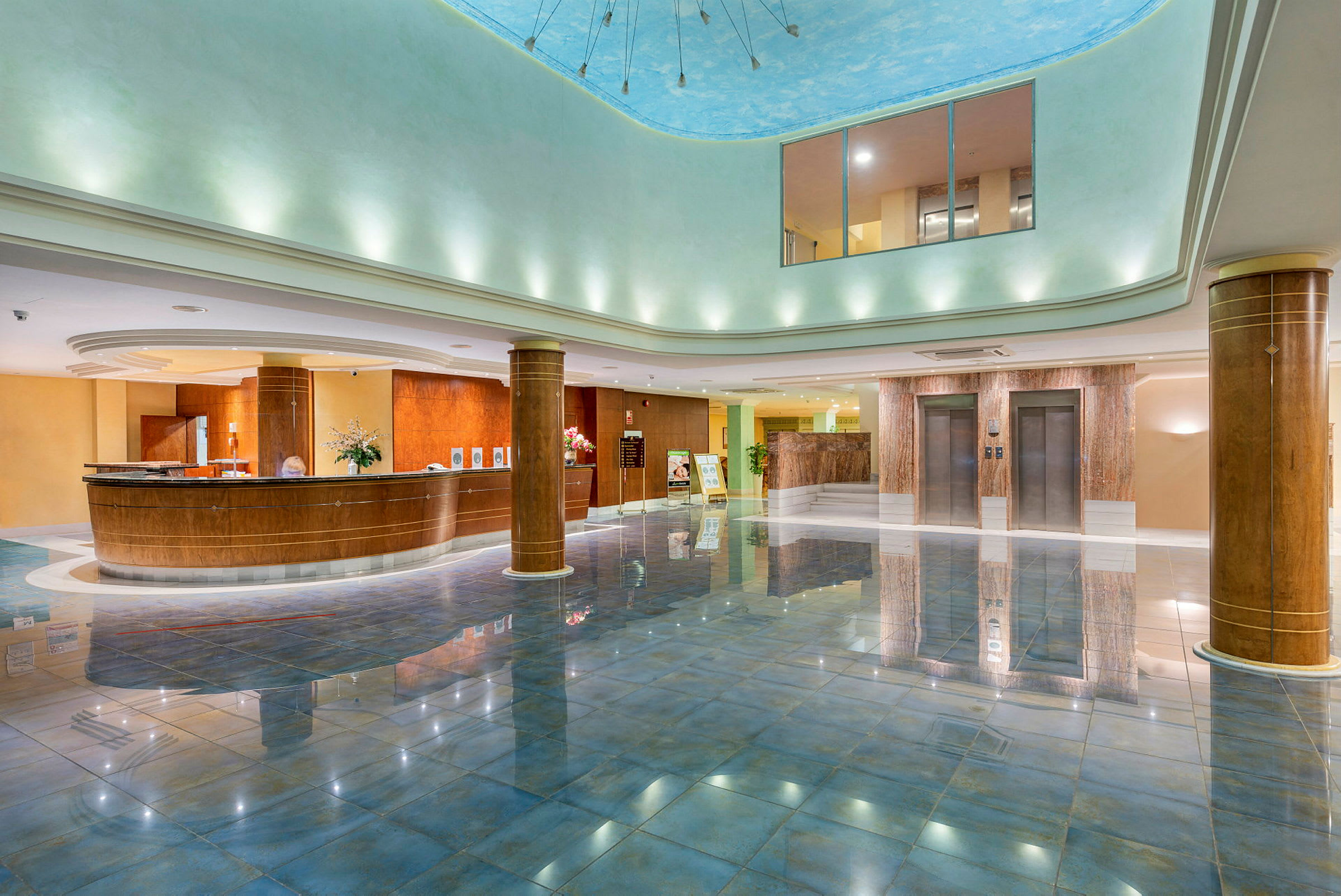 Lobby med reception og elevatorer. (AI-genereret tekst)