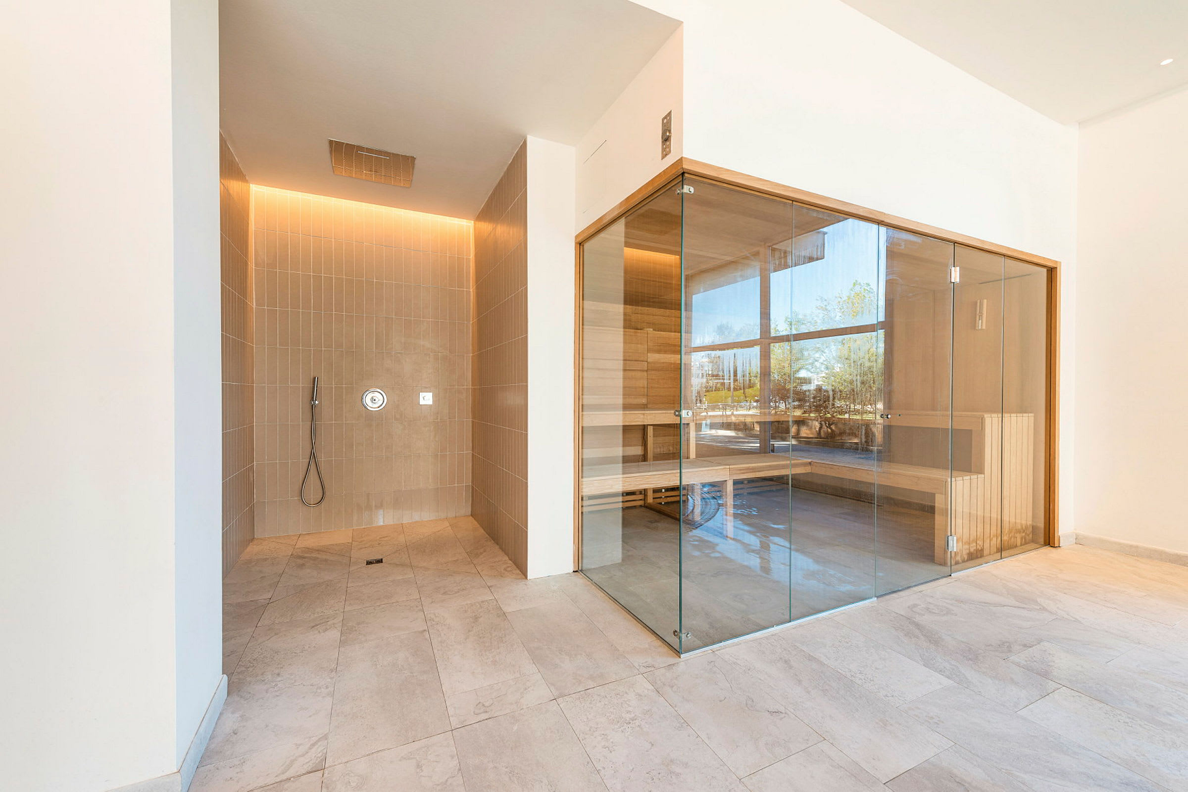 Billede af en moderne bruser og sauna i et spa. (AI-genereret tekst)