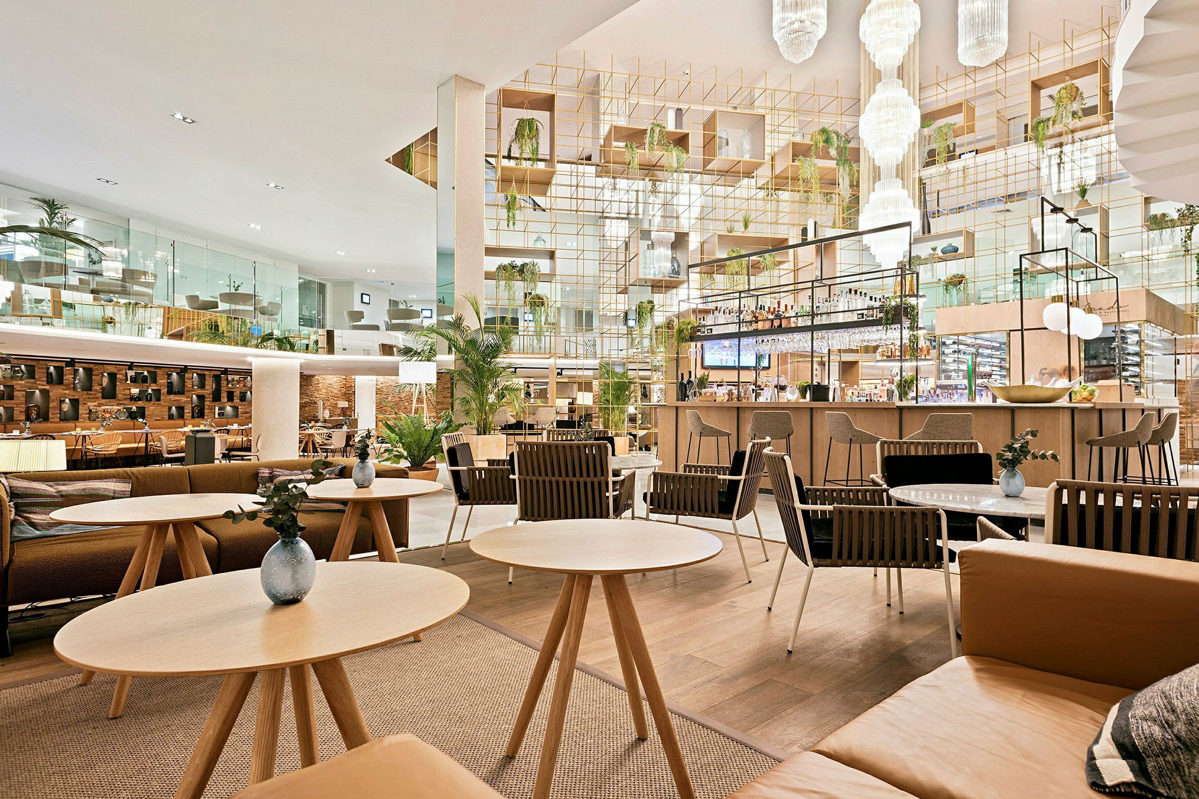 Moderne og elegant indrettet café med siddegrupper og planter. (AI-genereret tekst)