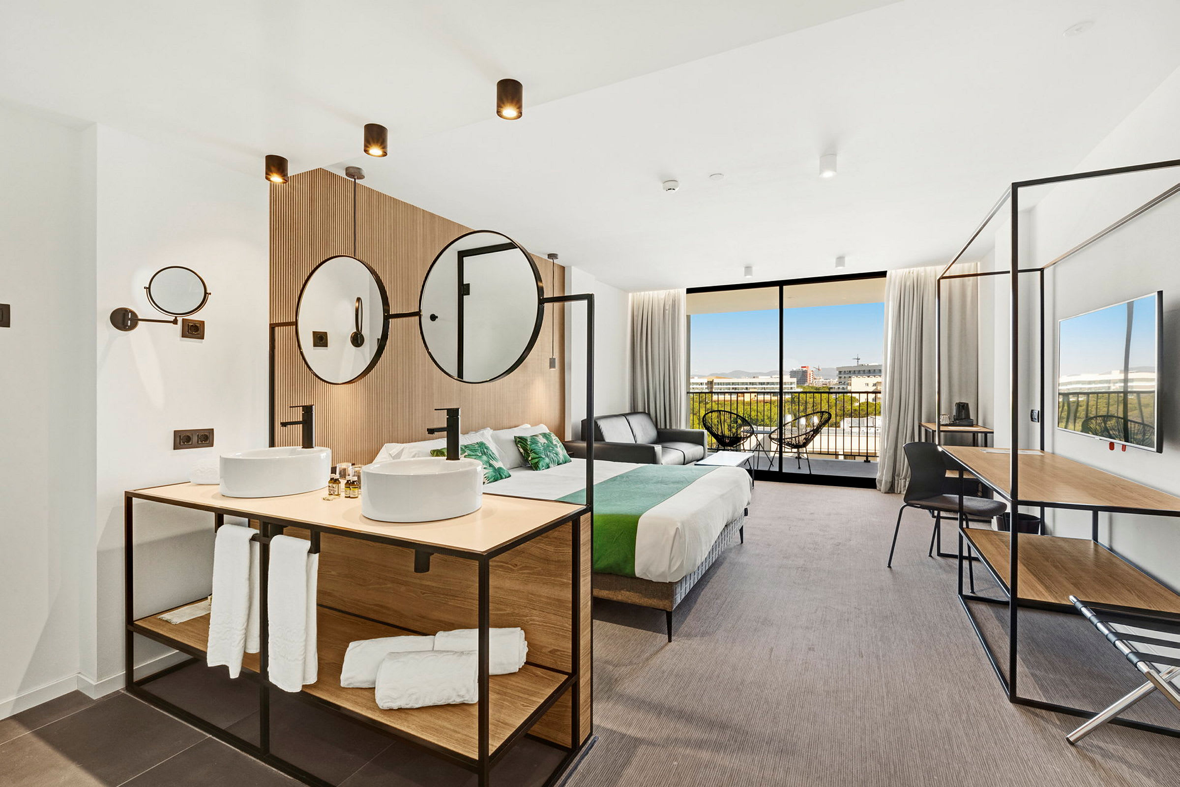 Moderne hotelværelse med dobbeltseng, siddeområde og badeværelse. (AI-genereret tekst)