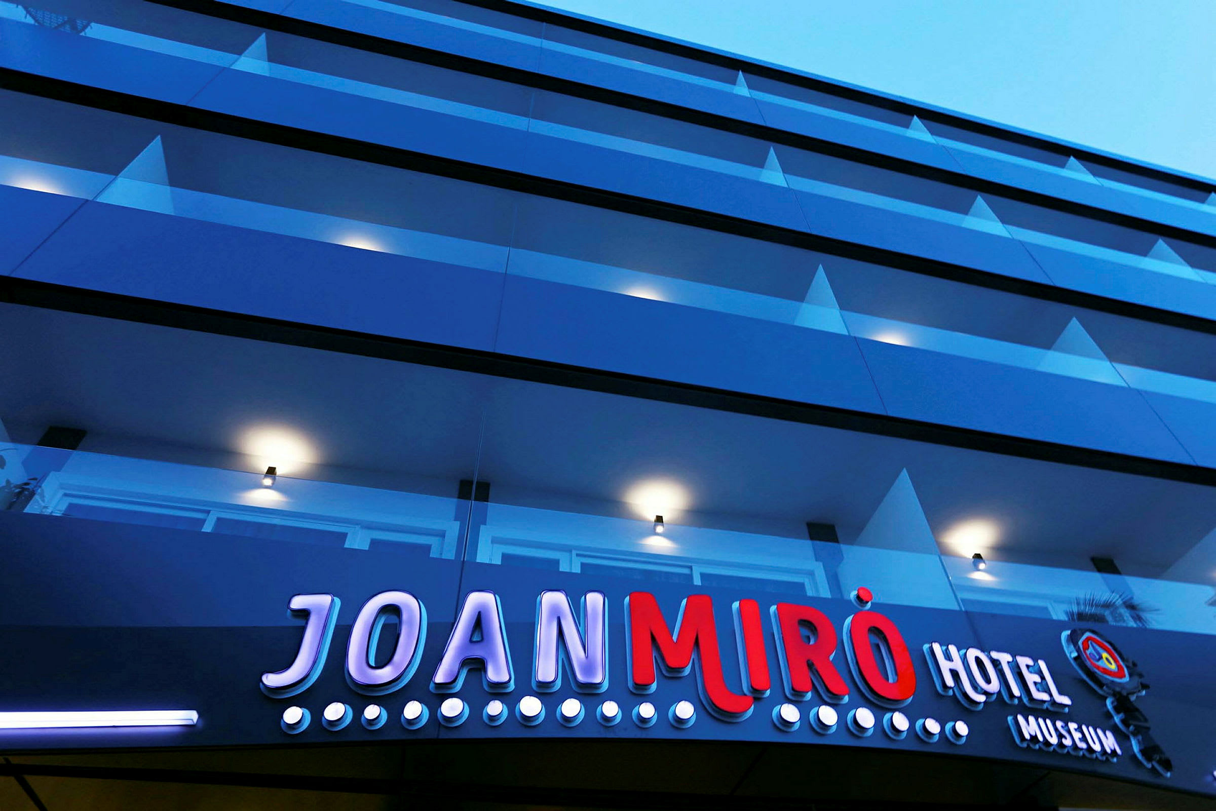 Facaden på et hotel med et skilt, der lyder "Joan Miró Hotel Museum". (AI-genereret tekst)