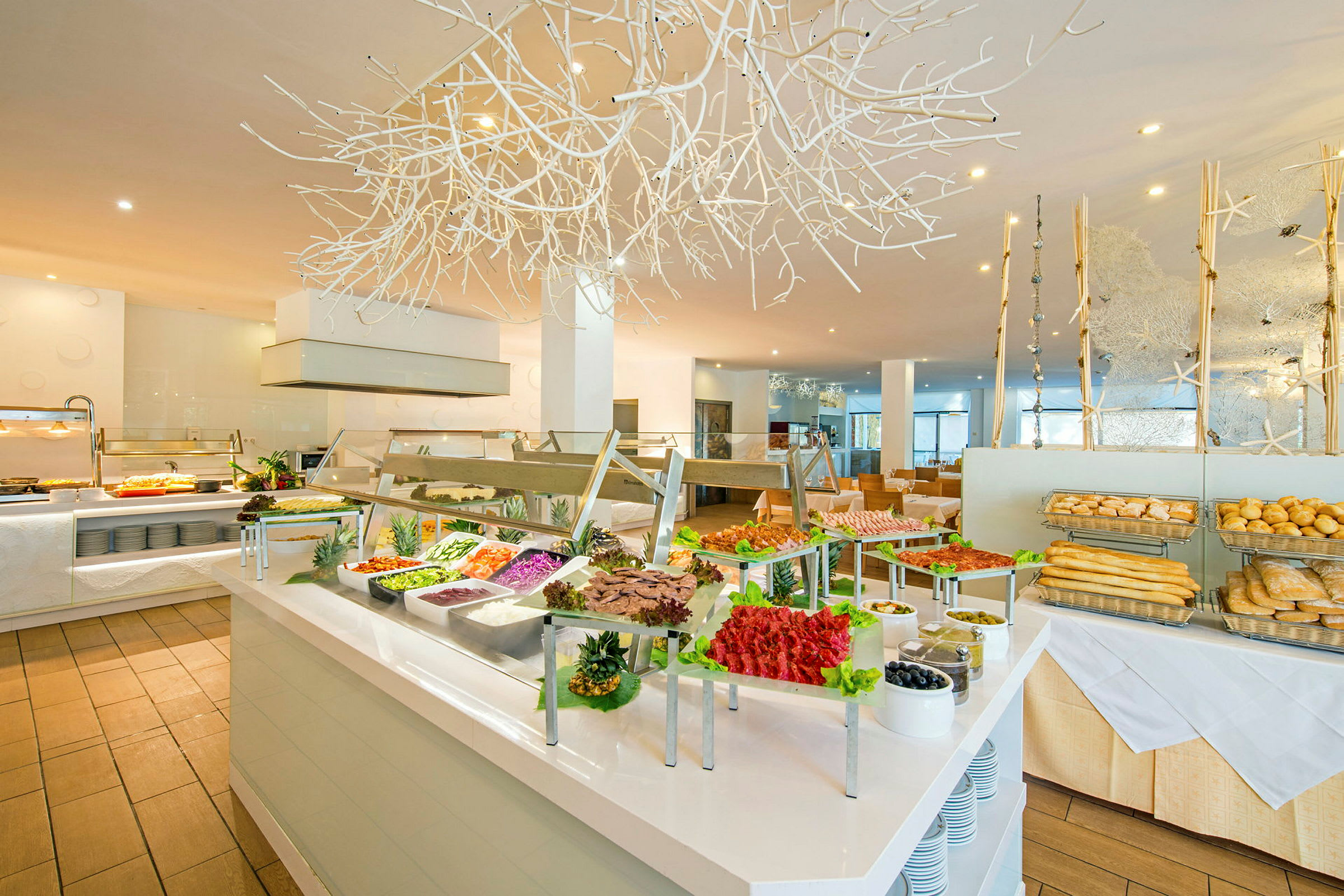 En buffet med forskellige retter og brød i en elegant spisesal. (AI-genereret tekst)
