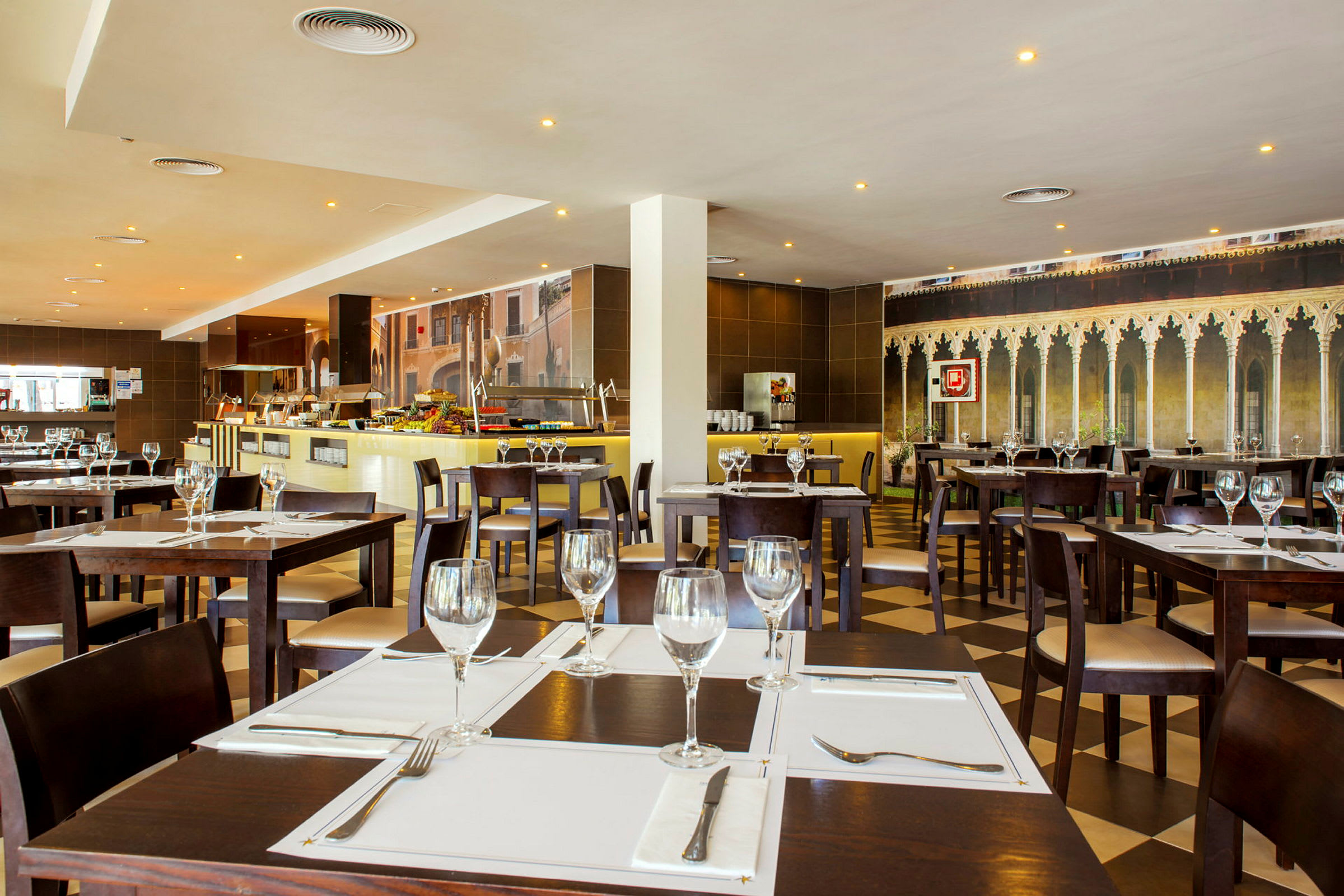 En moderne restaurant med dækkede borde og en serveringsbuffet. (AI-genereret tekst)