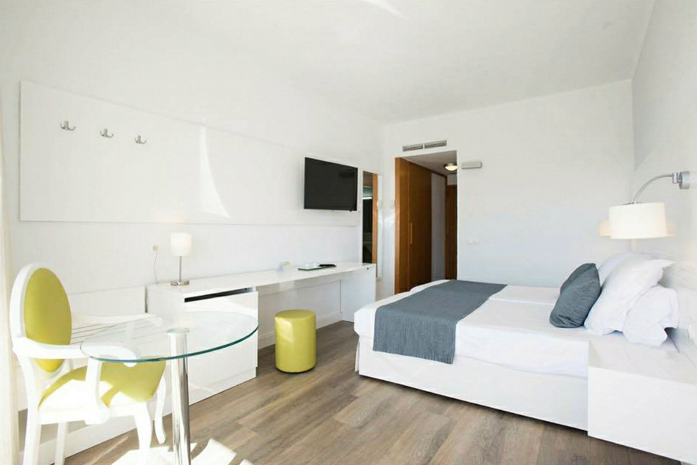 Moderne og lyst hotelværelse med en stor seng og siddeområde. (AI-genereret tekst)