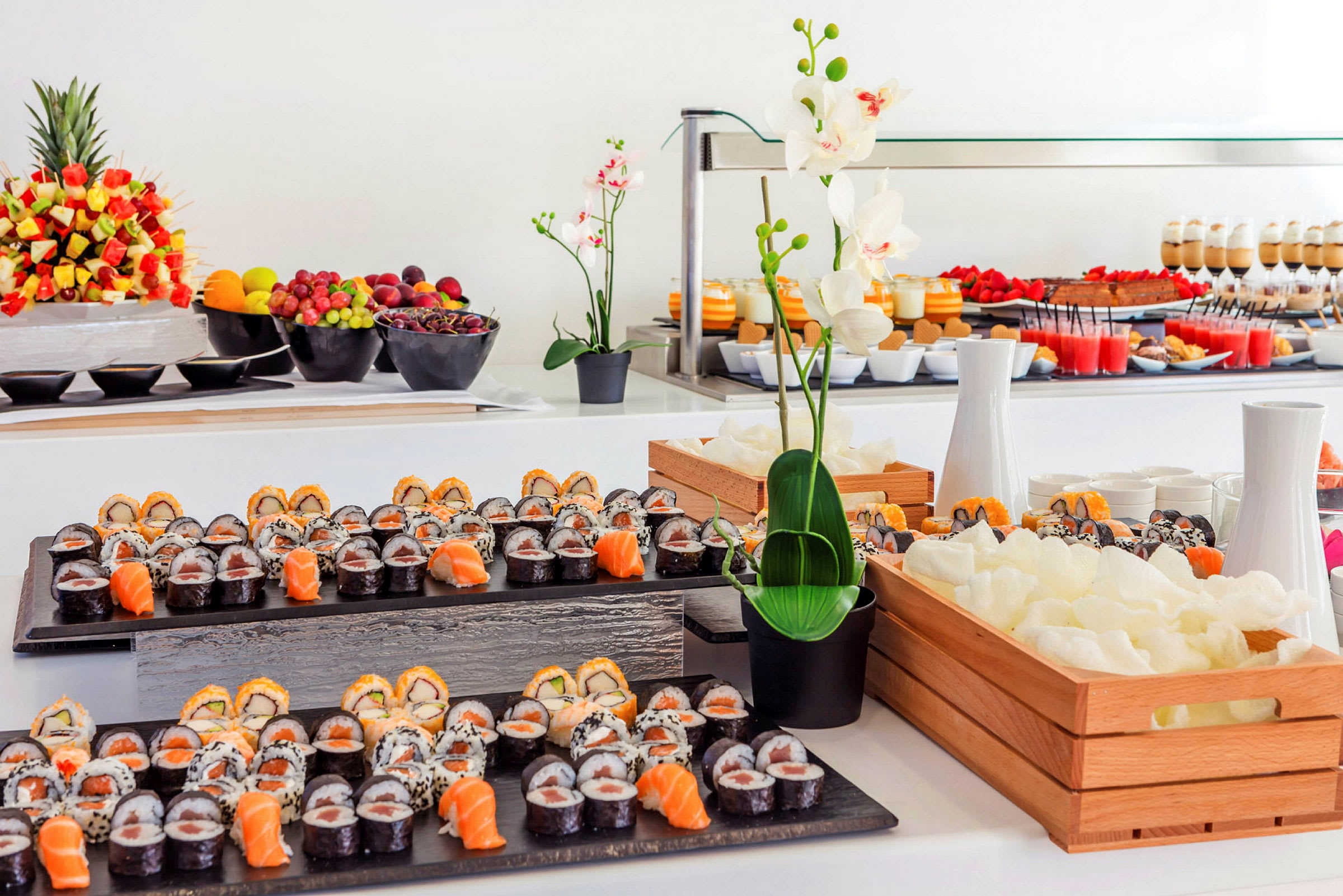 Sushi og andre retter på en buffet. (AI-genereret tekst)