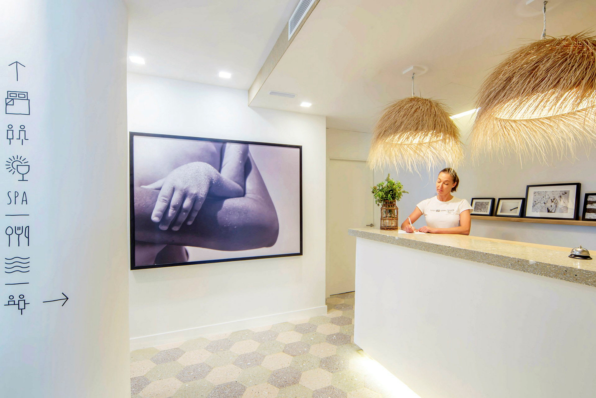 Lys reception med moderne indretning, inklusive et stort fotografisk billede og dekorative lys. (AI-genereret tekst)