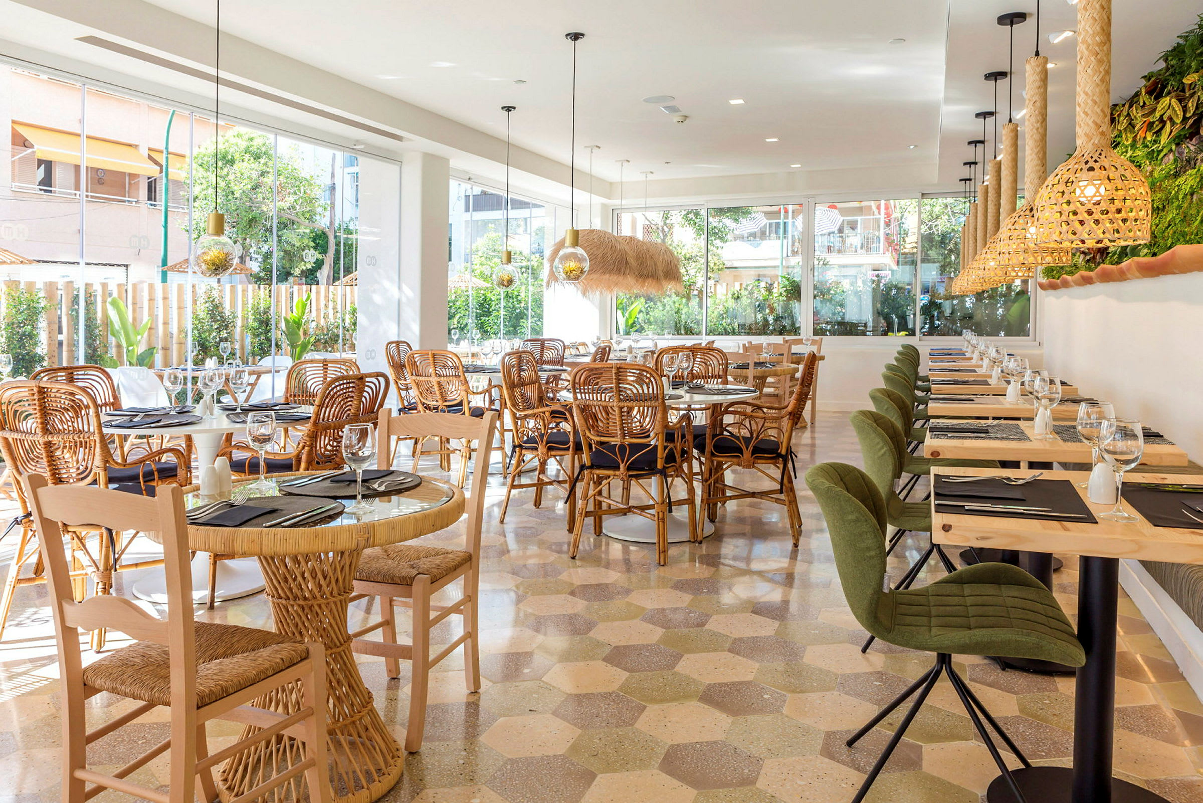 Moderne restaurant med borde og stole i træ og flet. (AI-genereret tekst)