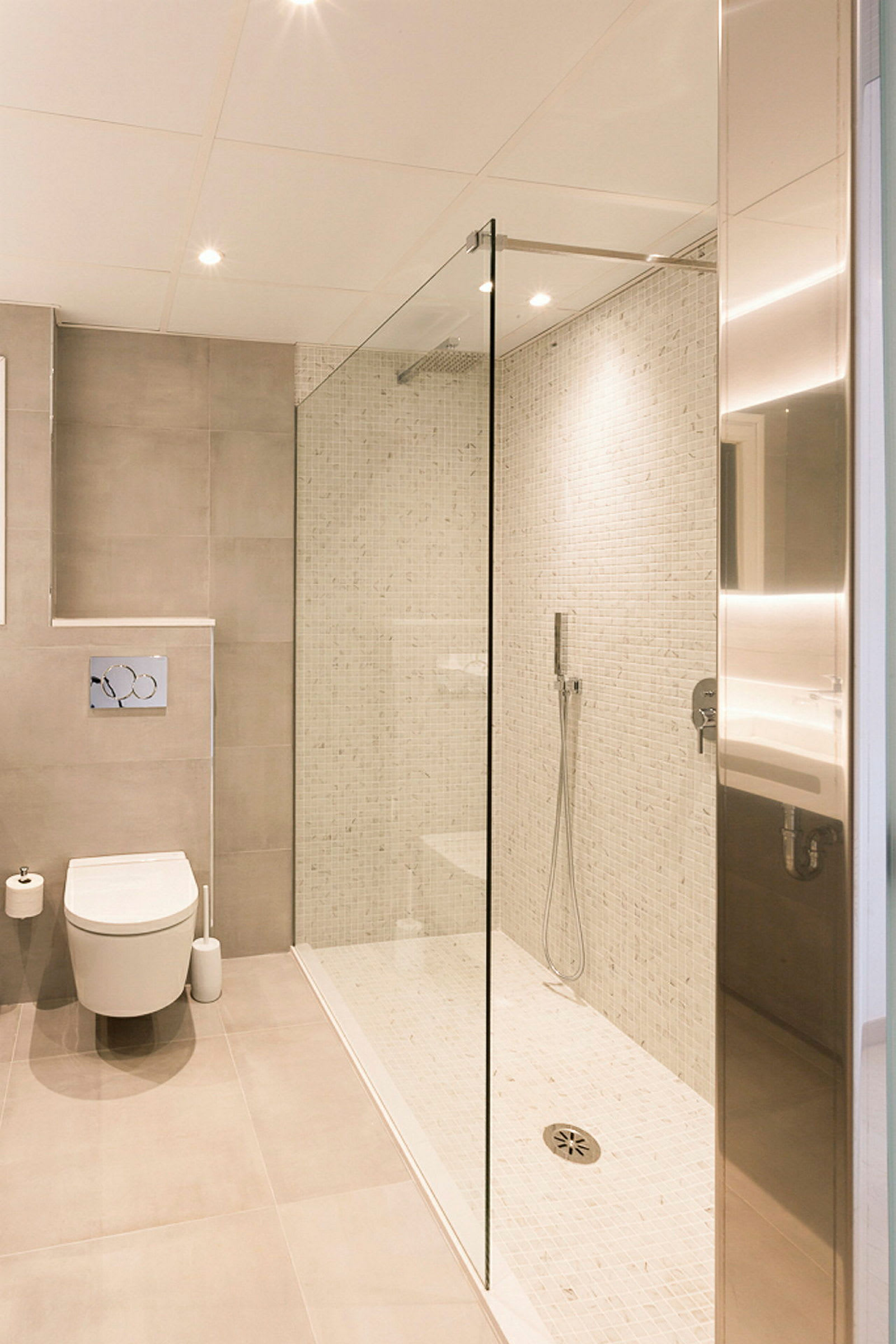 Moderne badeværelse med bruser og toilet. (AI-genereret tekst)