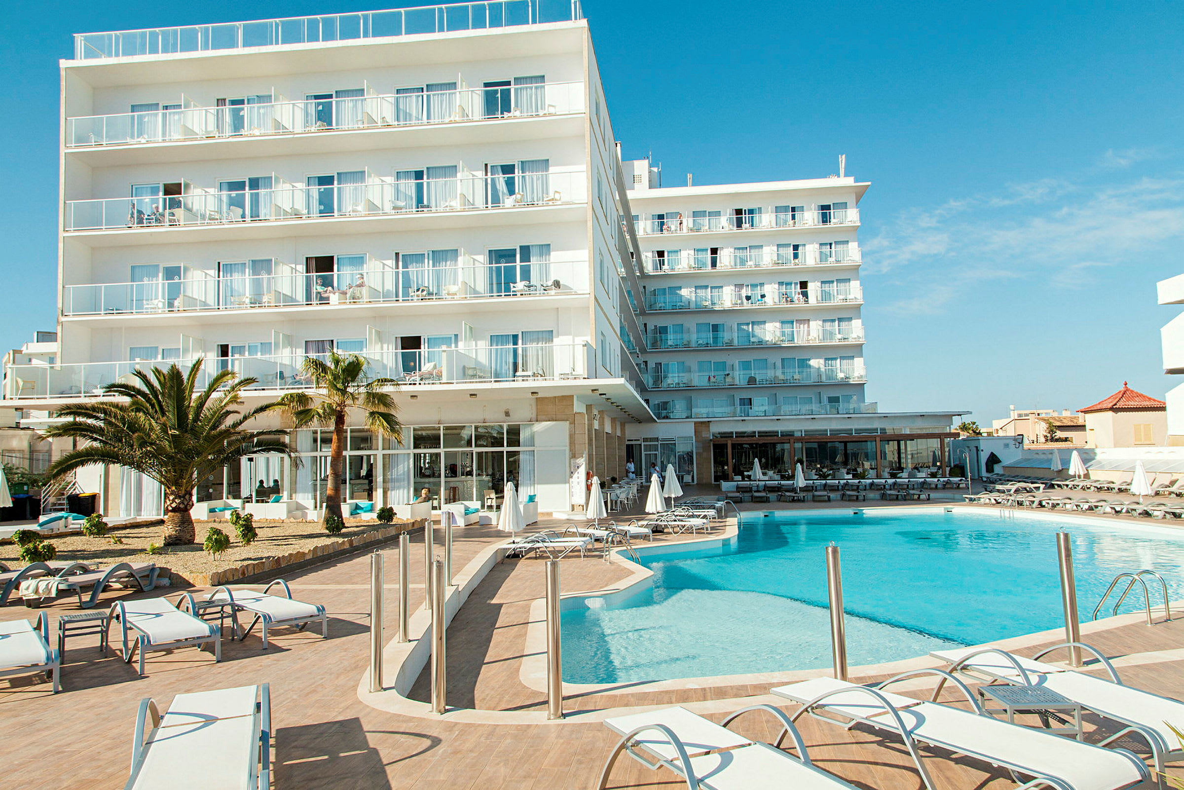 Et hotel med flere etager ved en pool. (AI-genereret tekst)