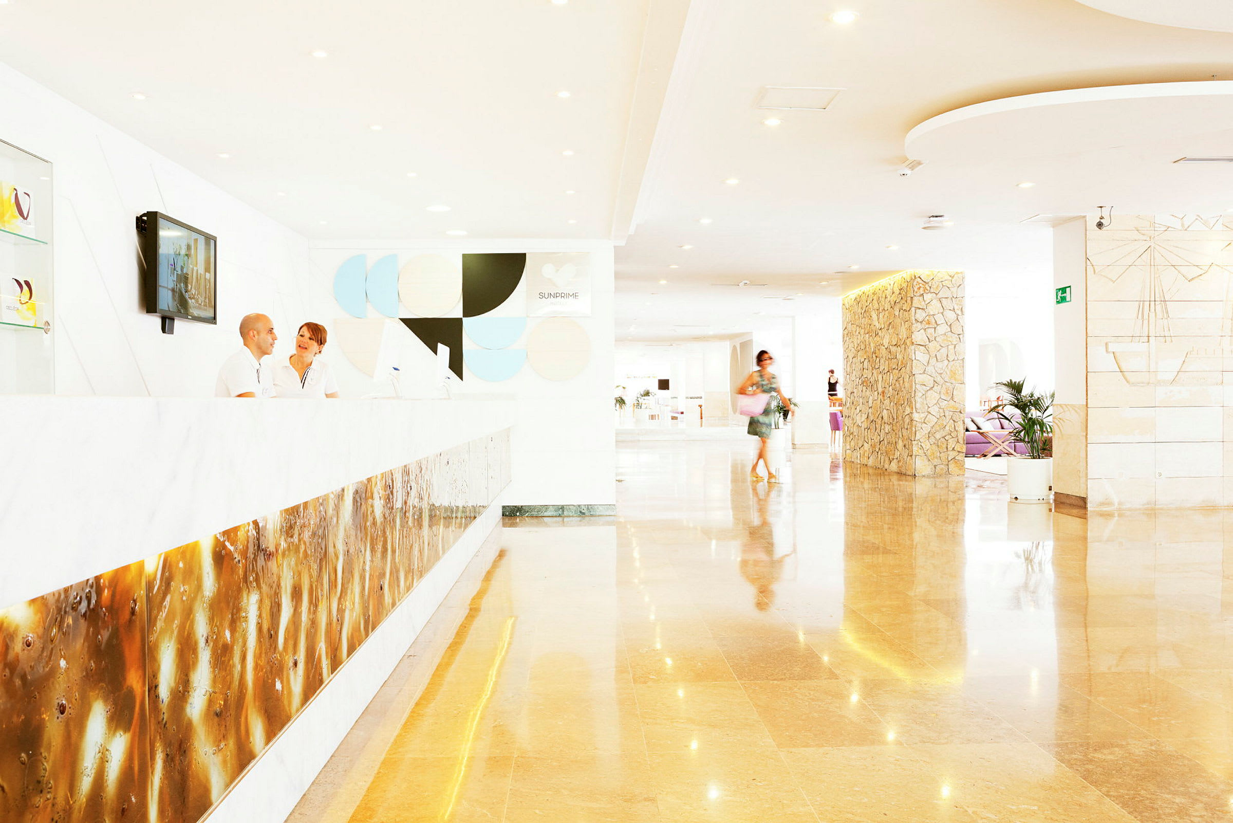 Hotellets lobby med reception og moderne indretning. (AI-genereret tekst)