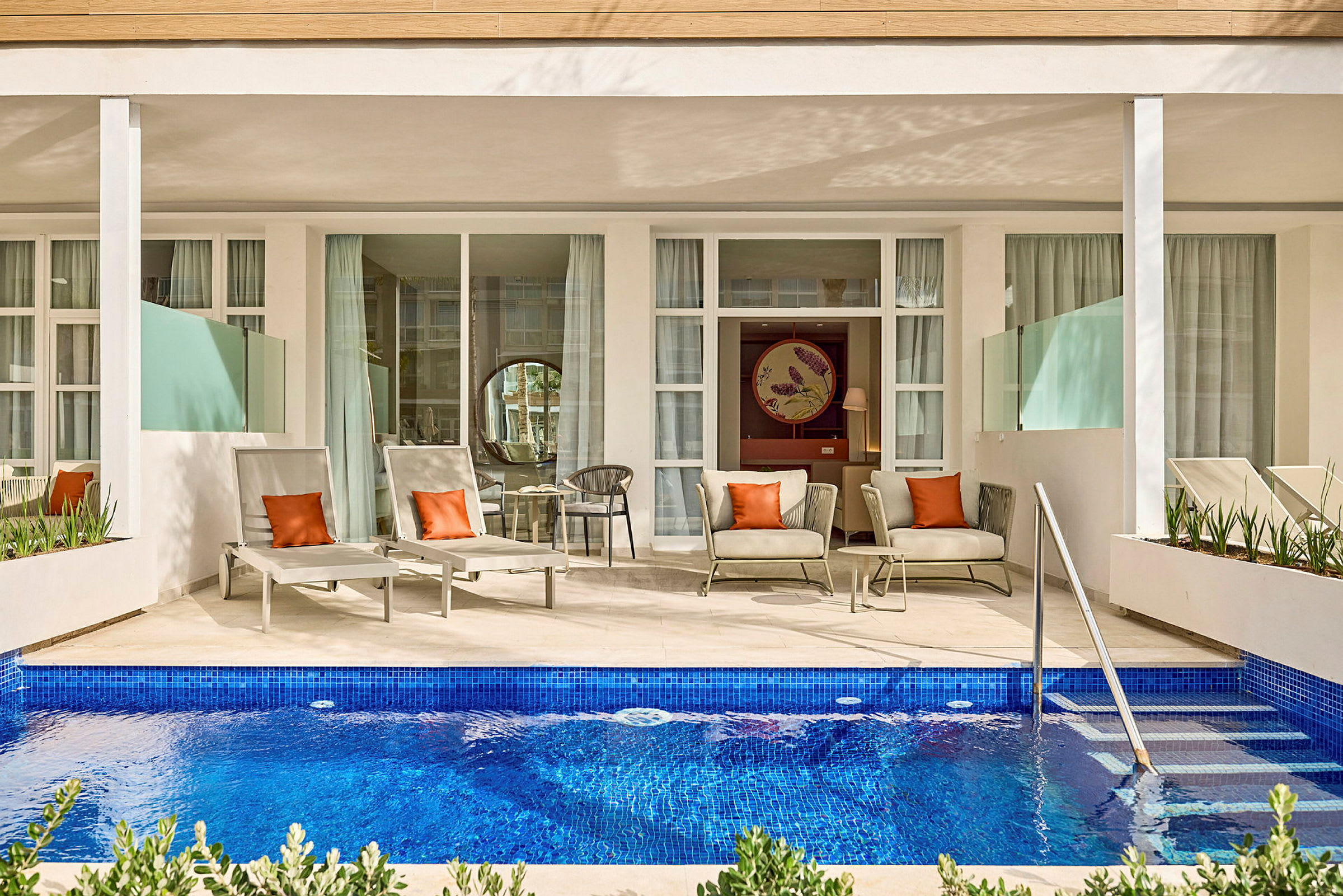 En terrasse med liggestole og siddepladser foran en privat pool. (AI-genereret tekst)