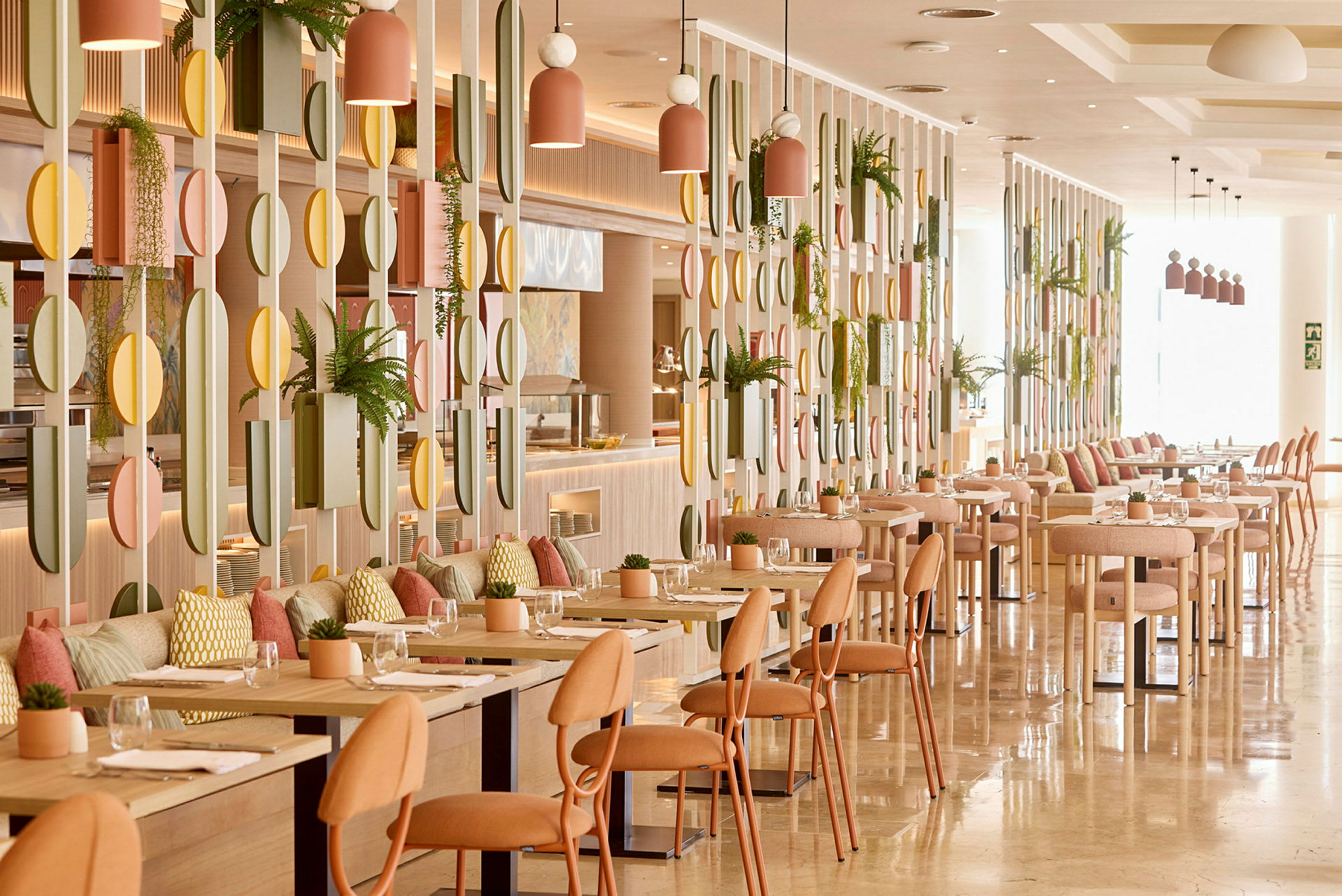 Billede af en moderne og elegant restaurantindretning med pastelfarvede indretningsdetaljer og møbler. (AI-genereret tekst)