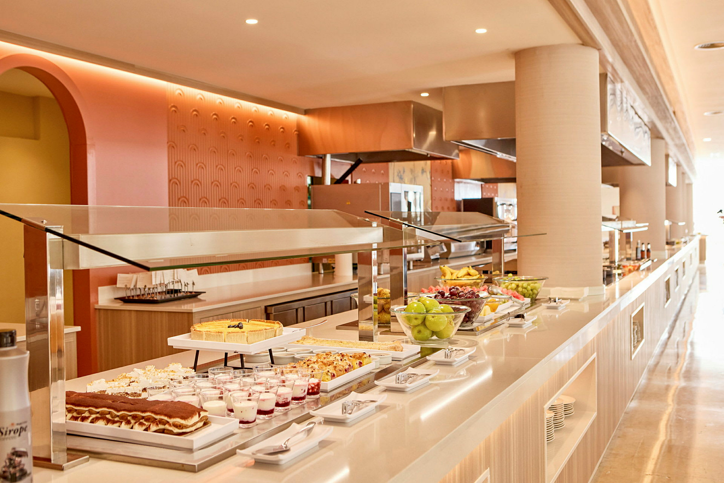 Billede af en buffet med forskellige desserter og frugter. (AI-genereret tekst)