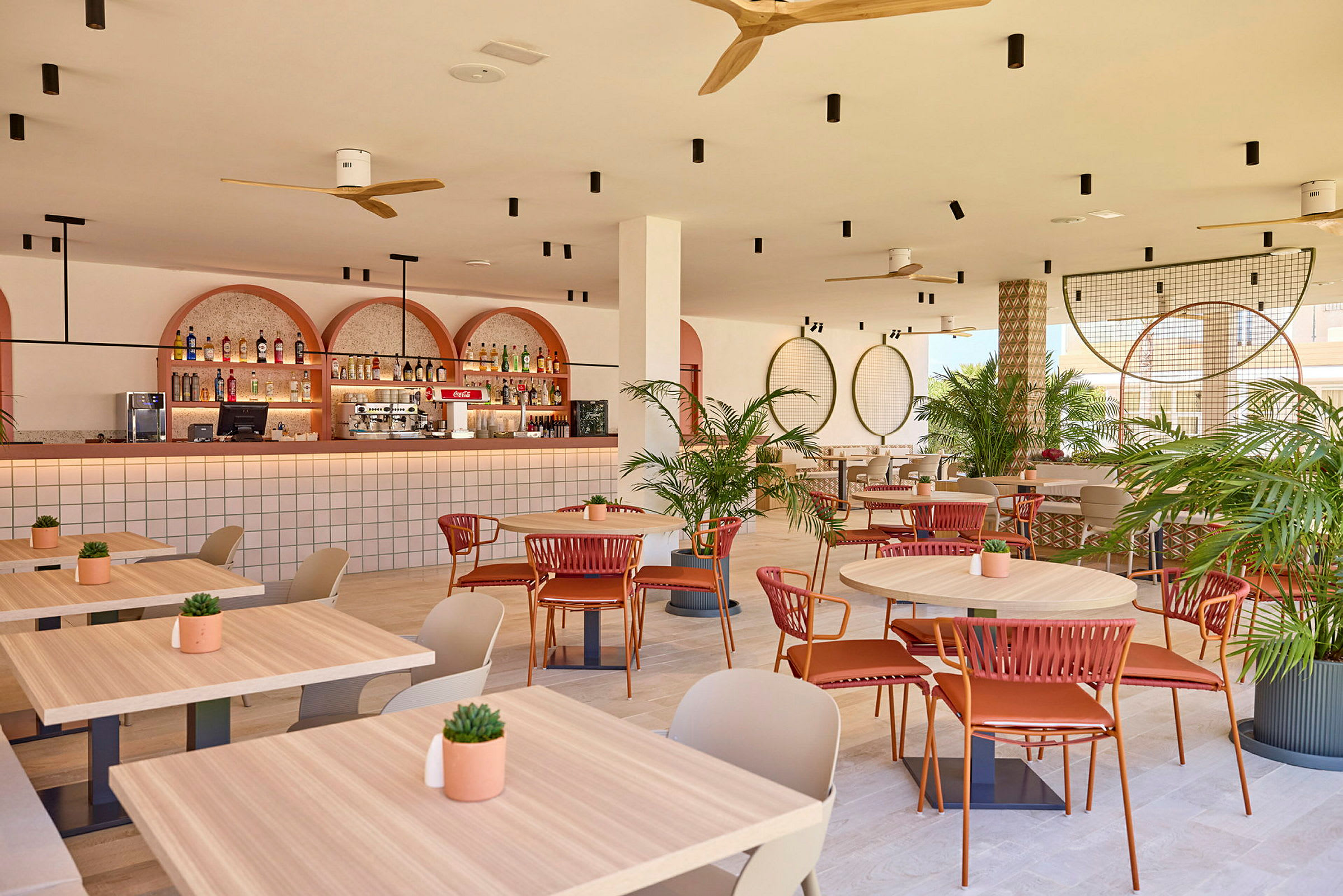 En moderne bar og restaurant med borde, planter og elegant indretning. (AI-genereret tekst)