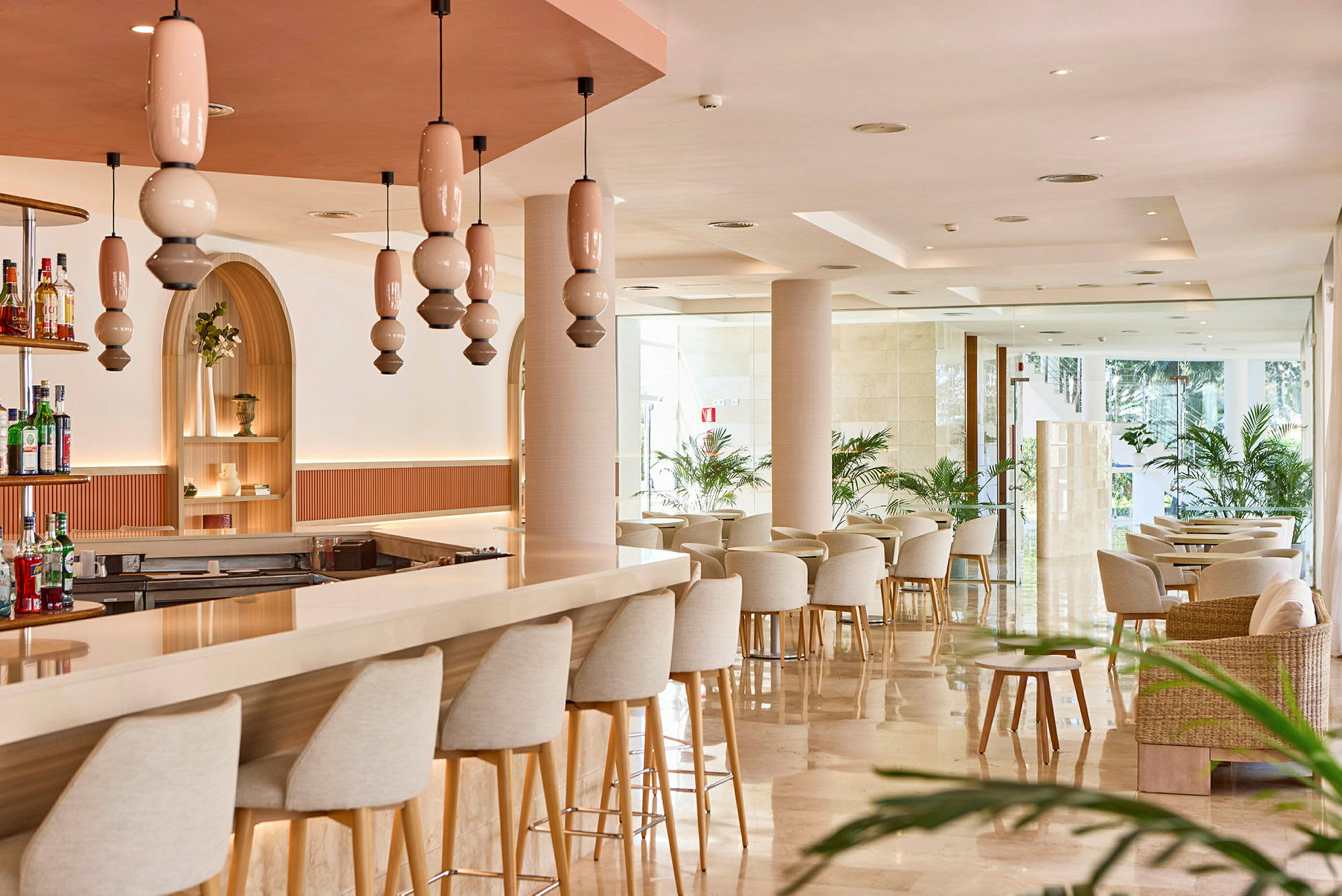 En moderne hotelbar med elegante stole og dekorativ belysning. (AI-genereret tekst)