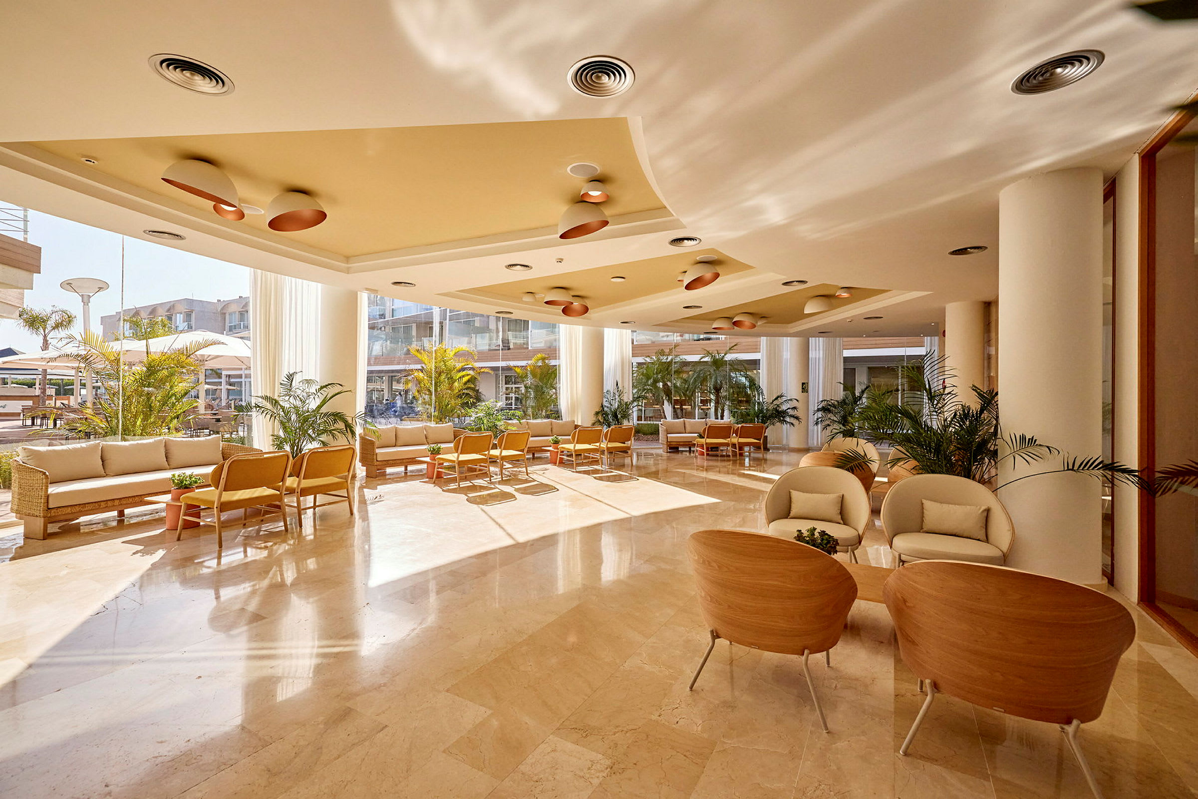 En lys og moderne hotellobby med siddepladser og dekorative planter. (AI-genereret tekst)