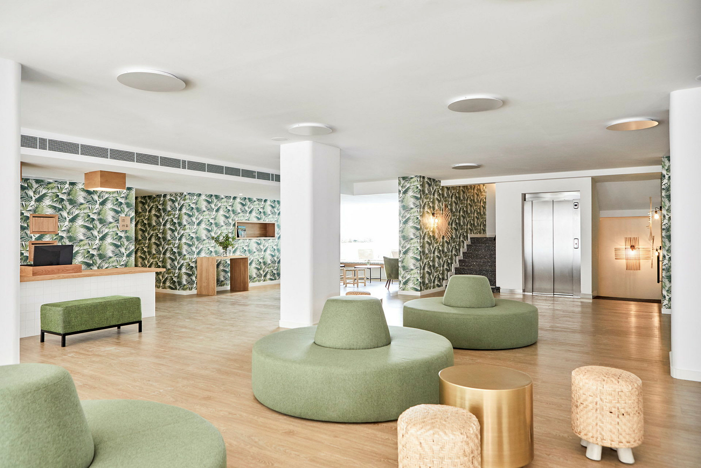 Moderne lobby med grønne siddepladser og plantemønstrede tapeter. (AI-genereret tekst)