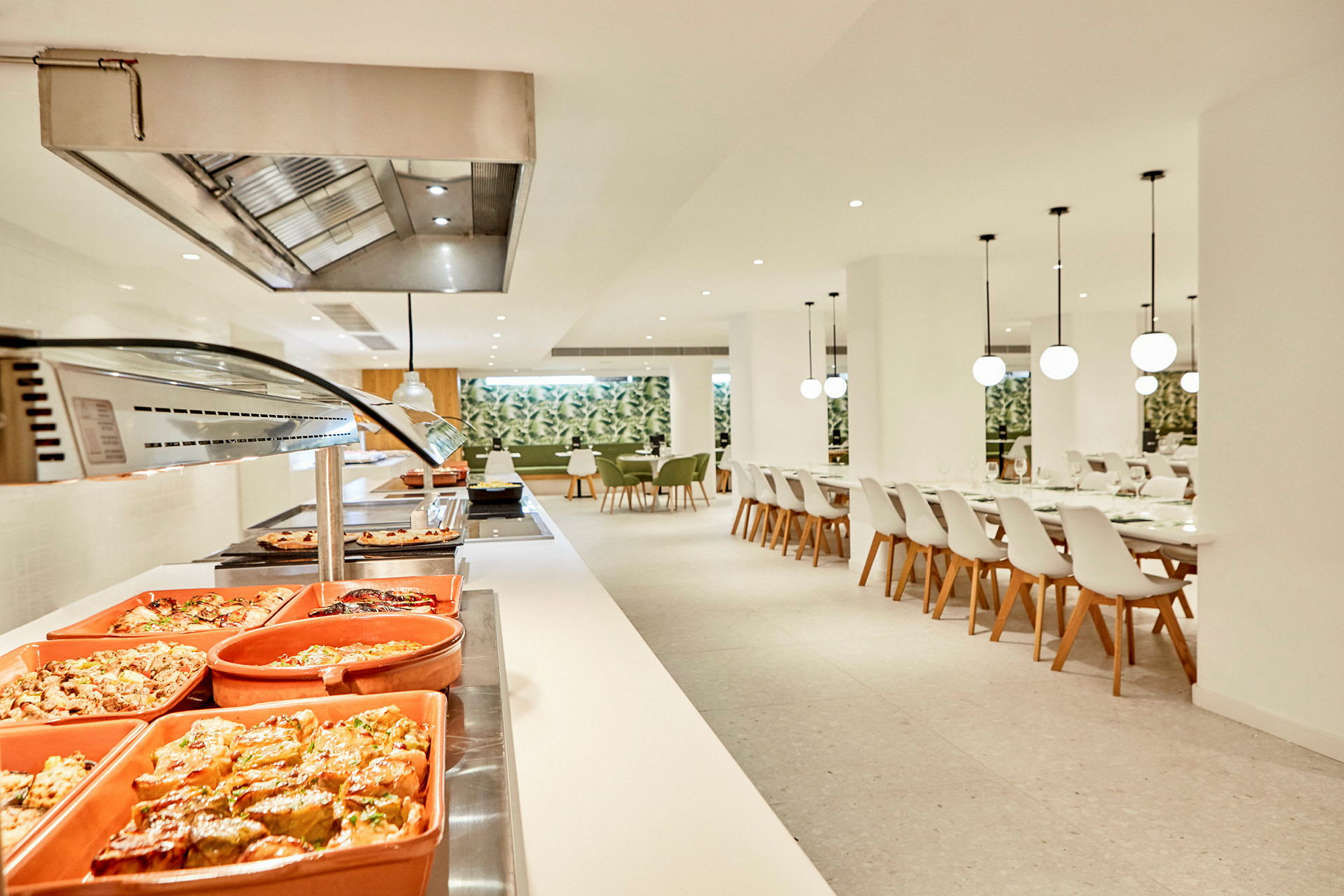 Buffet og siddepladser i en lys restaurant. (AI-genereret tekst)