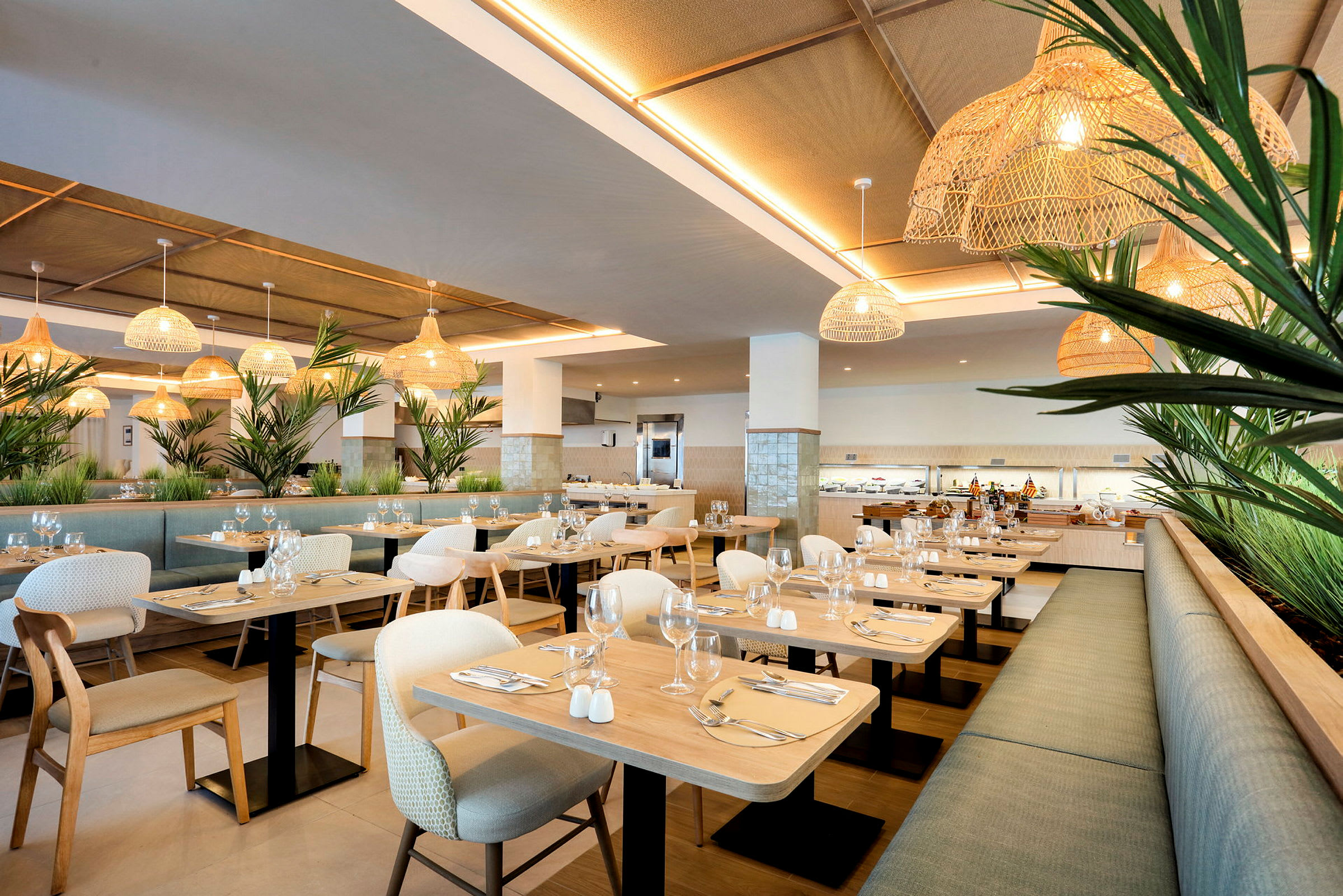 En lys og moderne restaurant med træborde, komfortable stole og grønne plantedeorationer. (AI-genereret tekst)
