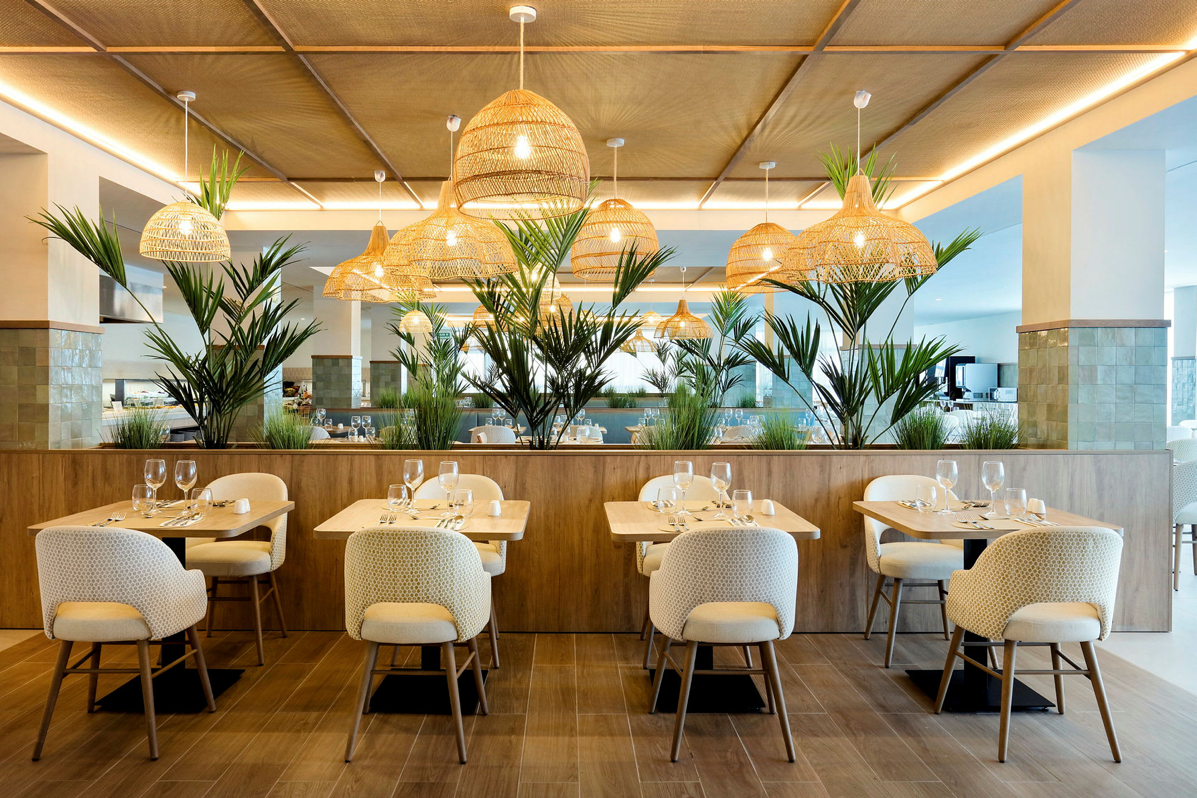 Elegant restaurantinteriør med moderne møbler og hængende lamper. (AI-genereret tekst)