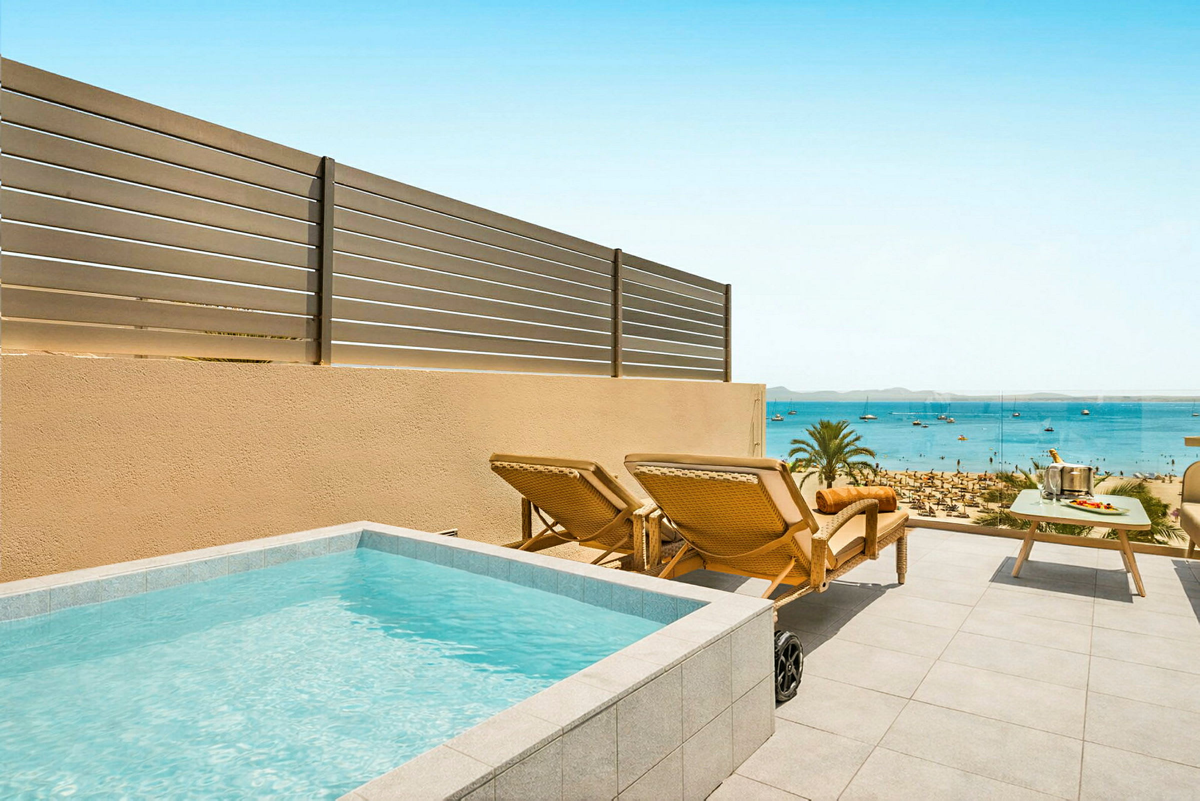 En terrasse med en lille pool, liggestole og et bord med havudsigt. (AI-genereret tekst)
