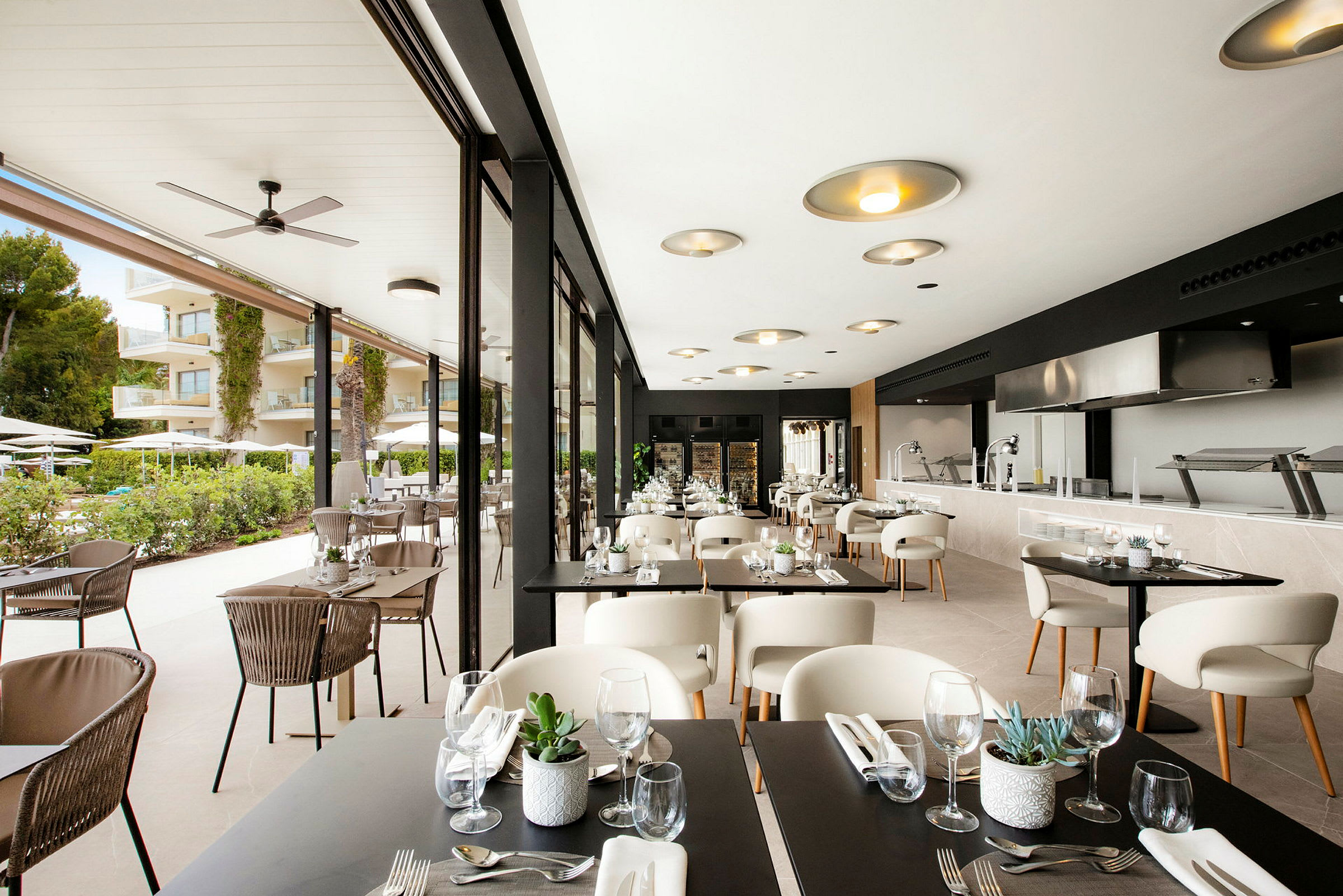 Moderne restaurant med borde og siddepladser både indendørs og udendørs. (AI-genereret tekst)