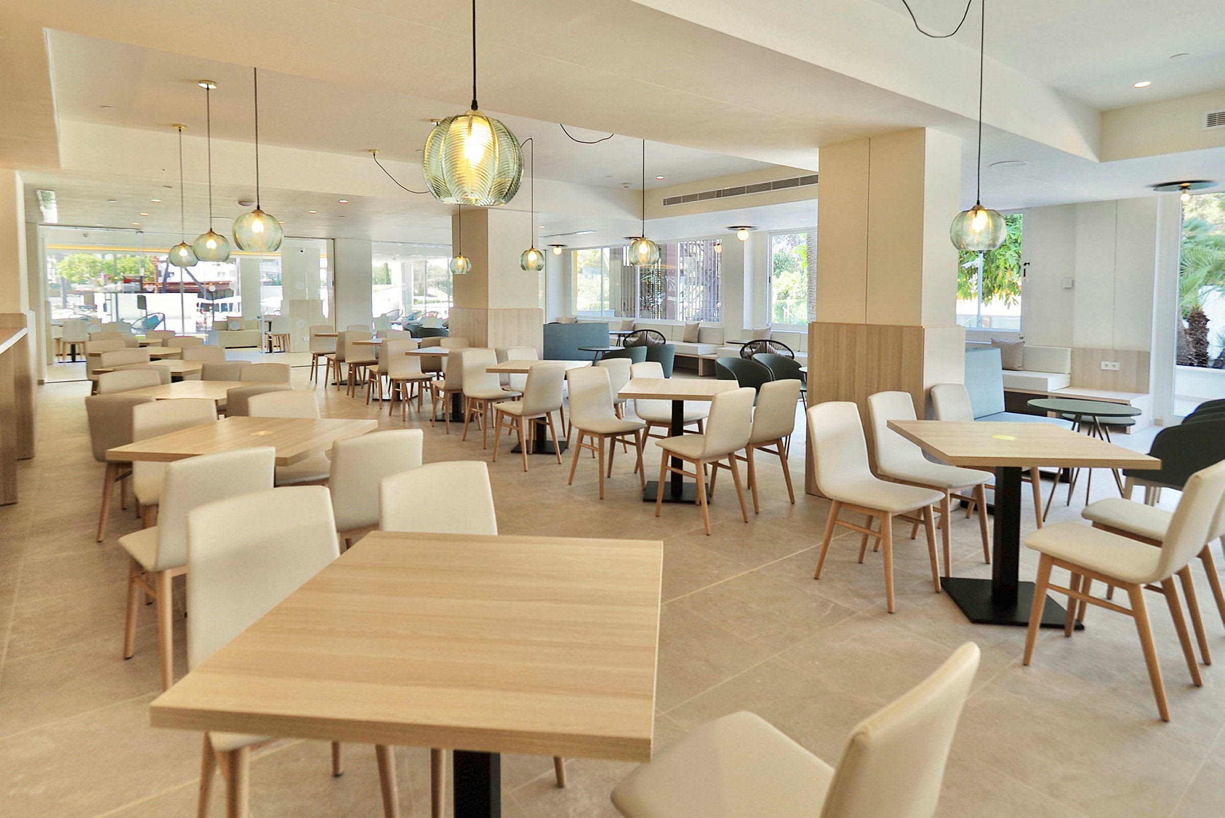 En moderne og lys indendørsrestaurant med træmøbler og dekorative lamper. (AI-genereret tekst)