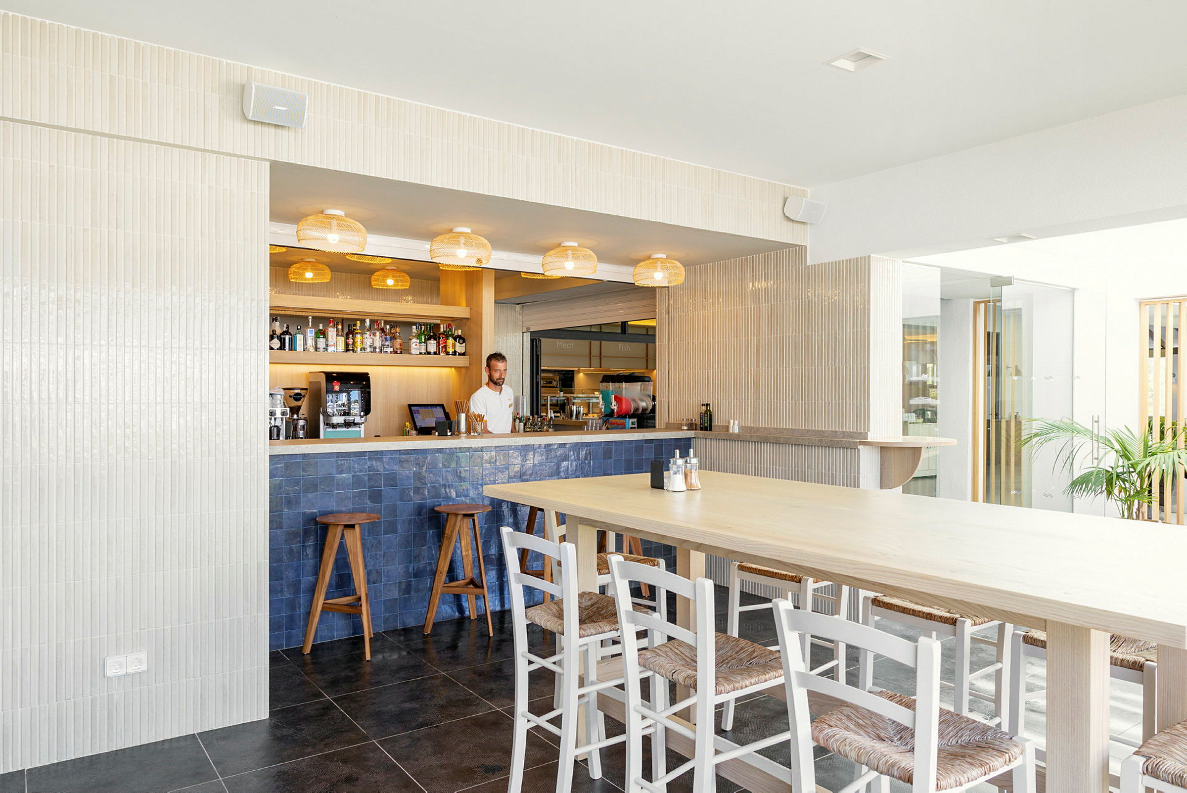 En moderne café med en bardisk, træstole og et bord. (AI-genereret tekst)