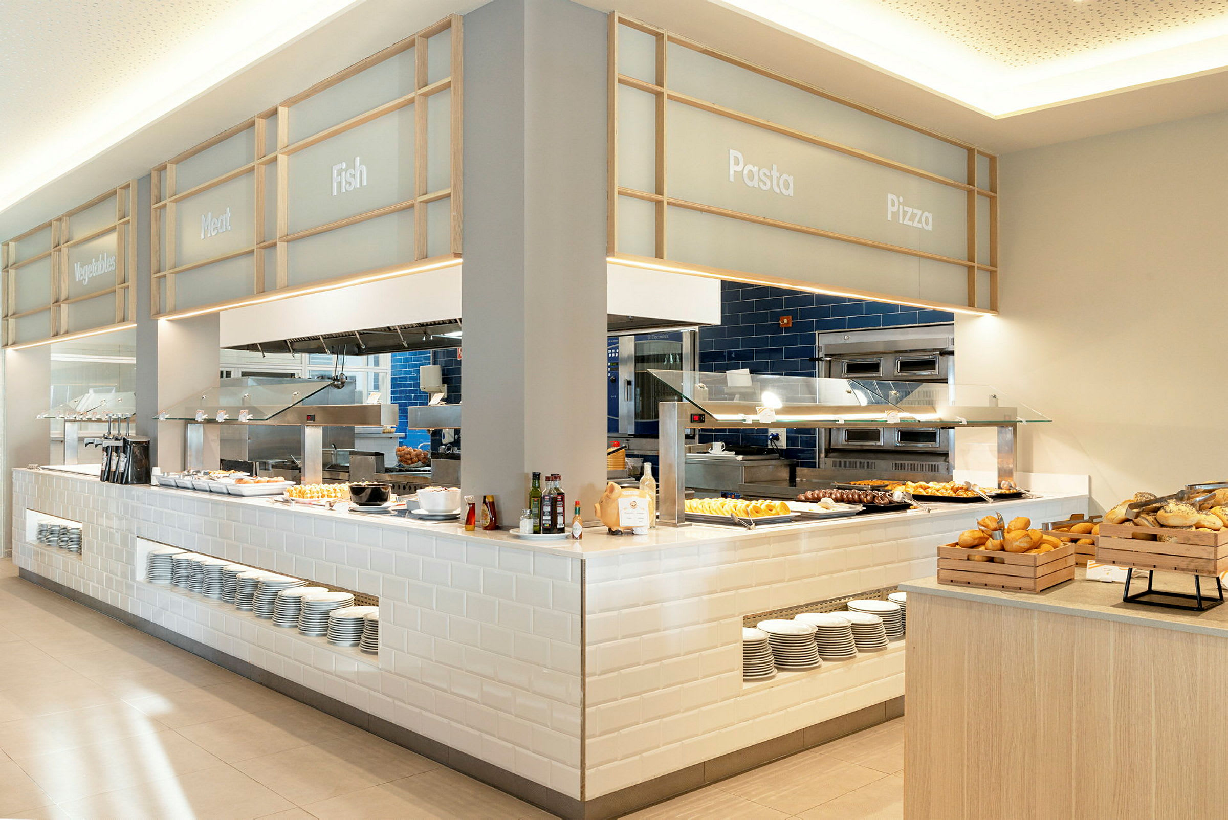 Stor madservering med forskellige sektioner for pasta, pizza, fisk og kød. (AI-genereret tekst)